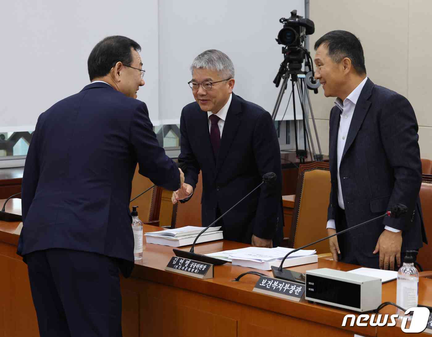 주호영 국회 연금개혁특위 위원장이 16일 서울 여의도 국회에서 열린 연금개혁특별위원회 전체회의에서 김용하, 김연명 민간자문위원회 공동위원장과 대화를 하고 있다. 2023.11.16/뉴스1 © News1 송원영 기자