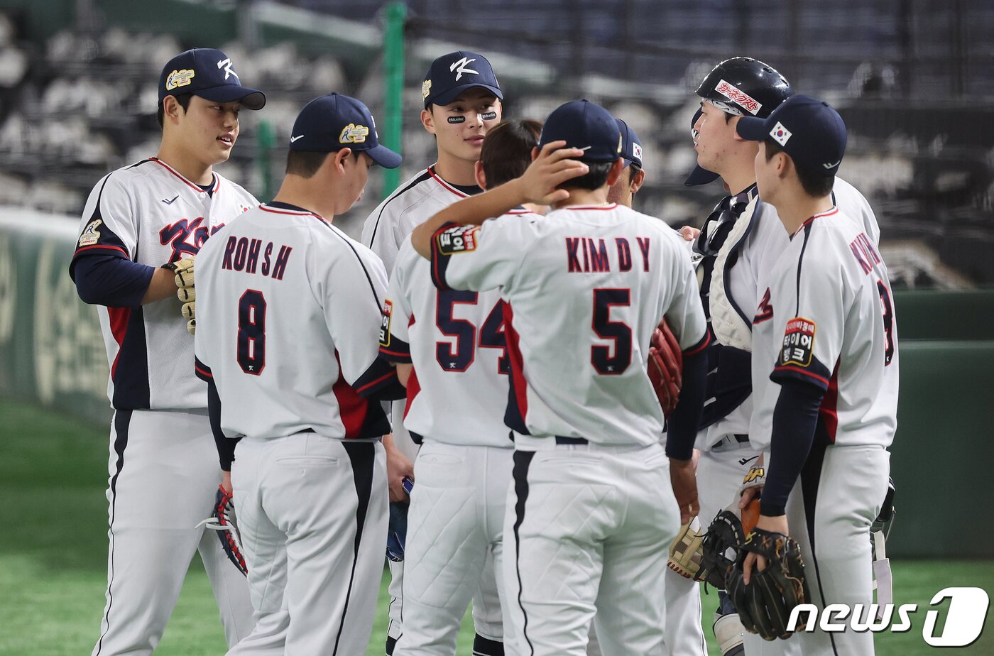 본문 이미지 - 16일 오후 일본 도쿄돔에서 열린 '2023 아시아프로야구챔피언십(APBC)' 대한민국과 호주의 경기에 앞서 대한민국 선수들이 대화를 하고 있다. 2023.11.16/뉴스1 ⓒ News1 이재명 기자