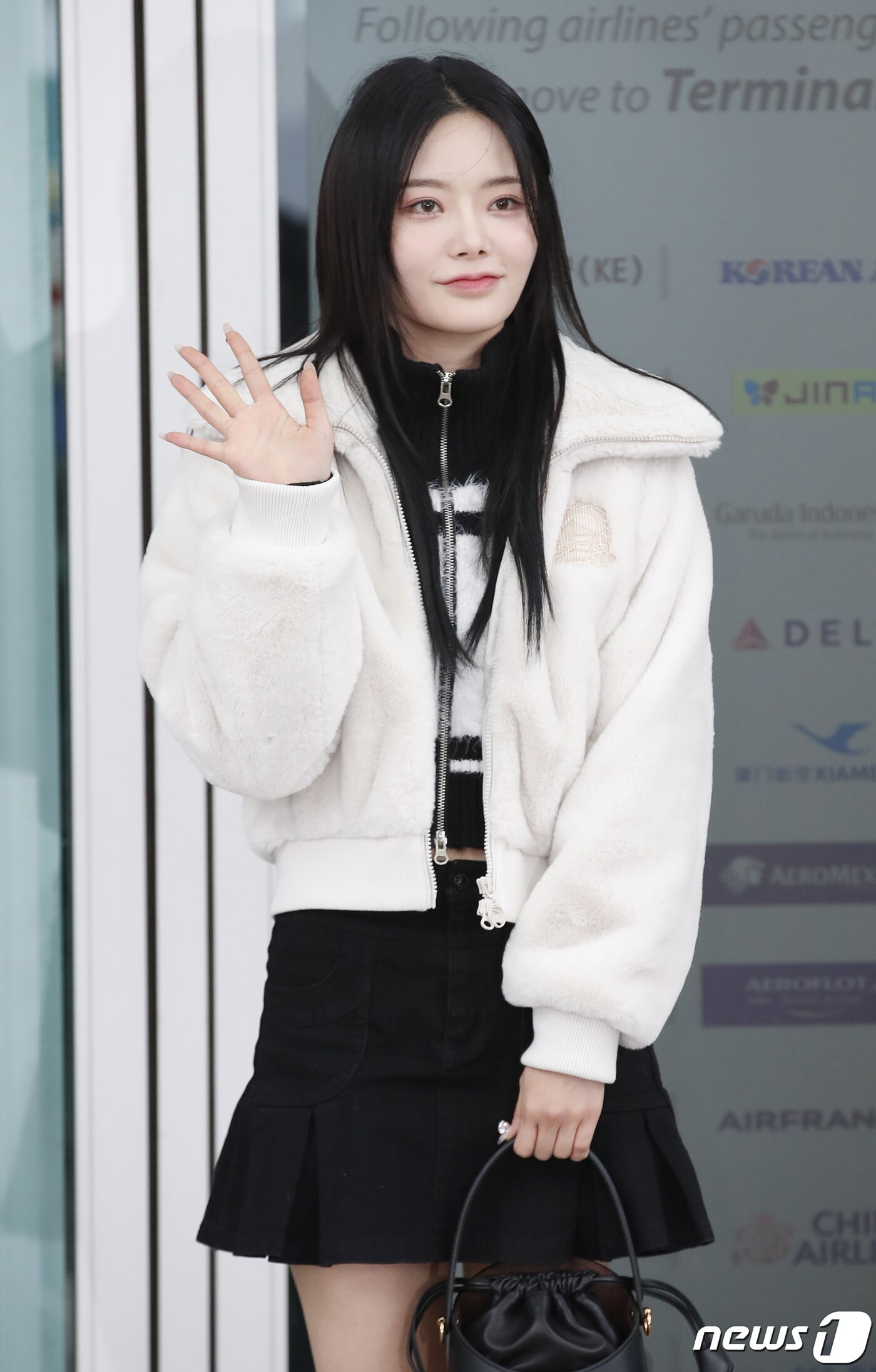 본문 이미지 - 피프티피프티 키나가 빌보드 뮤직 어워드 참석을 위해 16일 인천국제공항에 도착해 미국 LA로 출국하기 전 사랑스러운 인사를 하고 있다. ⓒ News1 권현진 기자