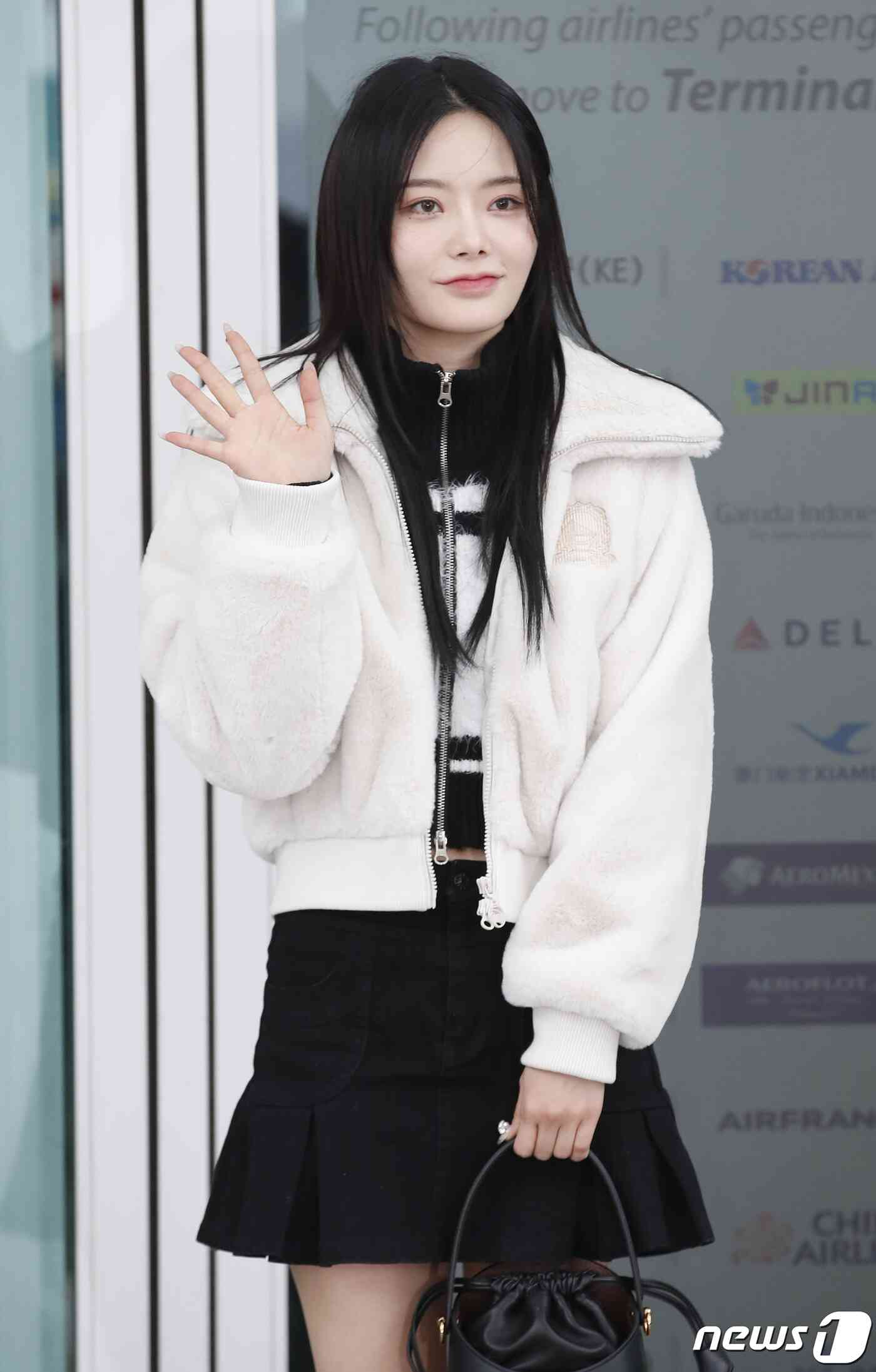 피프티피프티 키나가 빌보드 뮤직 어워드 참석을 위해 16일 인천국제공항에 도착해 미국 LA로 출국하기 전 사랑스러운 인사를 하고 있다. © News1 권현진 기자