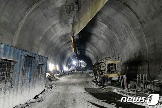 [사진] 건설 중 붕괴로 40명 고립된 인도 고속도로 터널