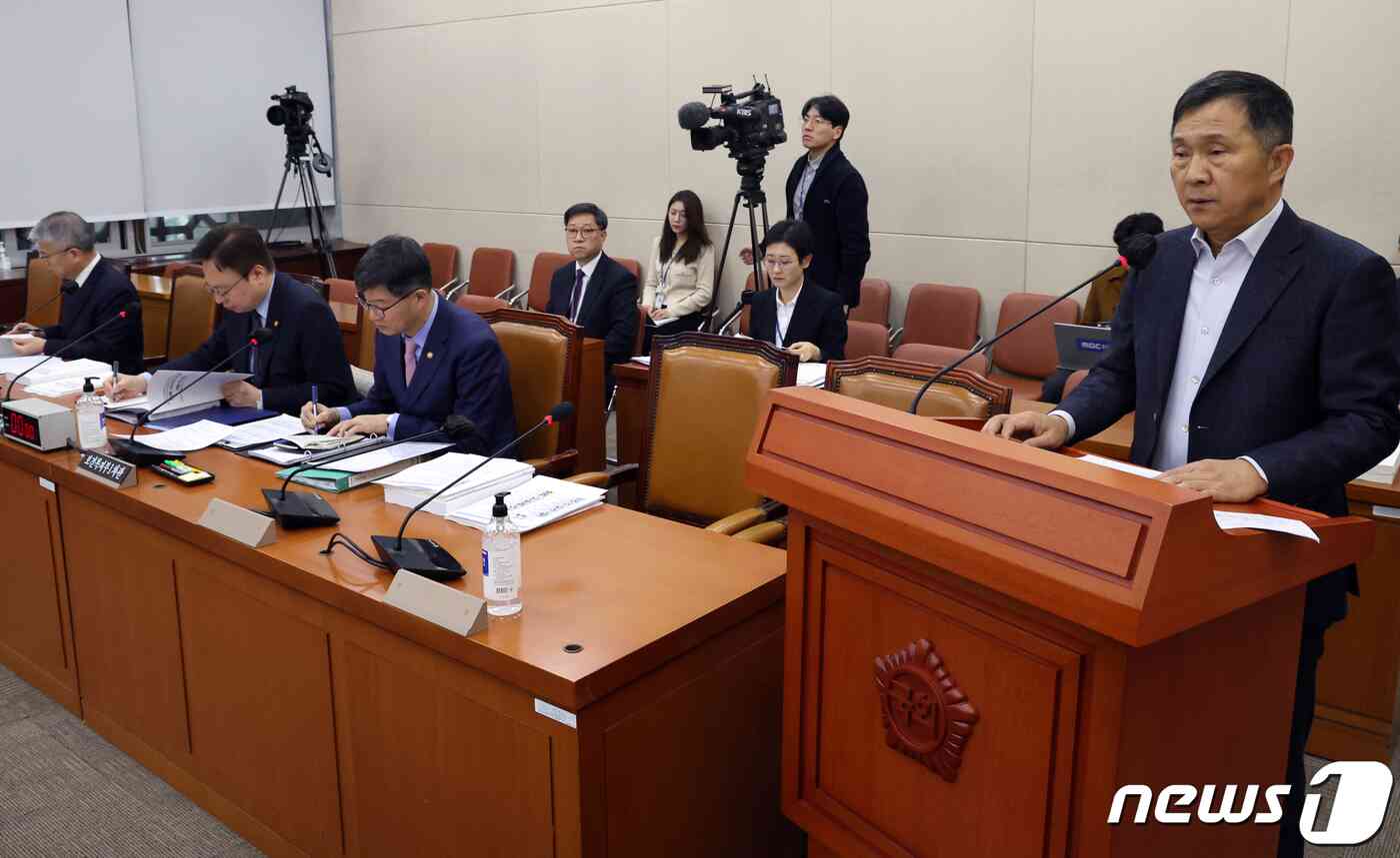 김연명 민간자문위원회 공동위원장이 16일 서울 여의도 국회에서 열린 연금개혁특별위원회 전체회의에서 보고를 하고 있다. 2023.11.16/뉴스1 © News1 황기선 기자