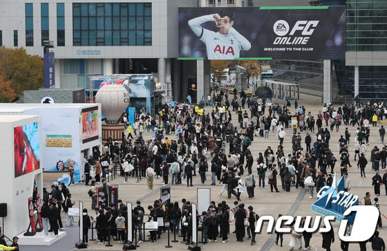 '지스타 2023' 즐기는 관람객들