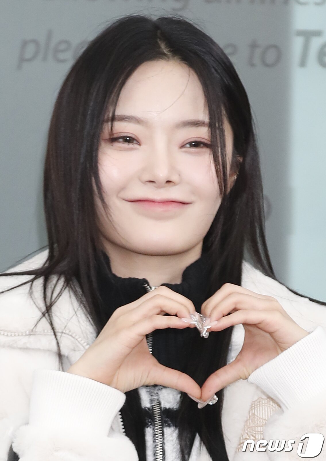 본문 이미지 - 피프티피프티 키나가 빌보드 뮤직 어워드 참석을 위해 16일 인천국제공항에 도착해 미국 LA로 출국하기 전 하트를 그리고 있다. ⓒ News1 권현진 기자