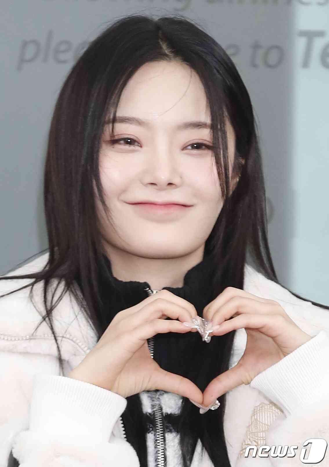 피프티피프티 키나가 빌보드 뮤직 어워드 참석을 위해 16일 인천국제공항에 도착해 미국 LA로 출국하기 전 하트를 그리고 있다. © News1 권현진 기자