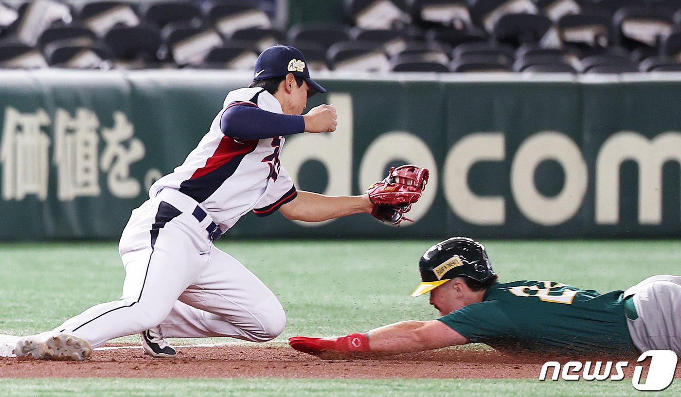 16일 오후 일본 도쿄돔에서 열린 &#39;2023 아시아프로야구챔피언십&#40;APBC&#41;&#39; 대한민국과 호주의 경기 2사 1루 상황, 대한민국 김도영이 호주 나이트를 태그아웃 시키고 있다. 2023.11.16/뉴스1 ⓒ News1 이재명 기자