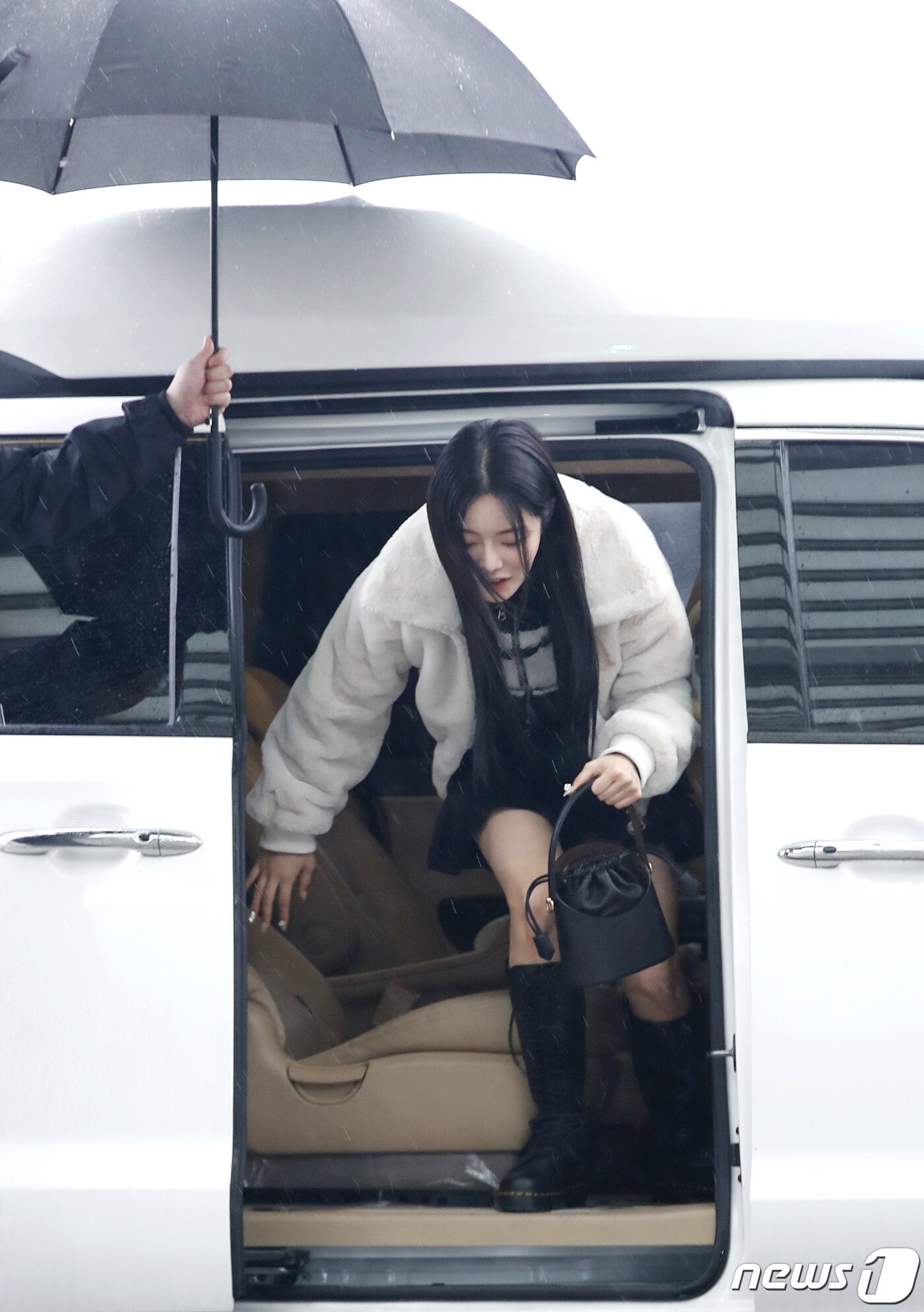 본문 이미지 - 피프티피프티 키나가 빌보드 뮤직 어워드 참석을 위해 16일 인천국제공항에 도착해 미국 LA로 출국하기 위해 차에서 내리고 있다. ⓒ News1 권현진 기자