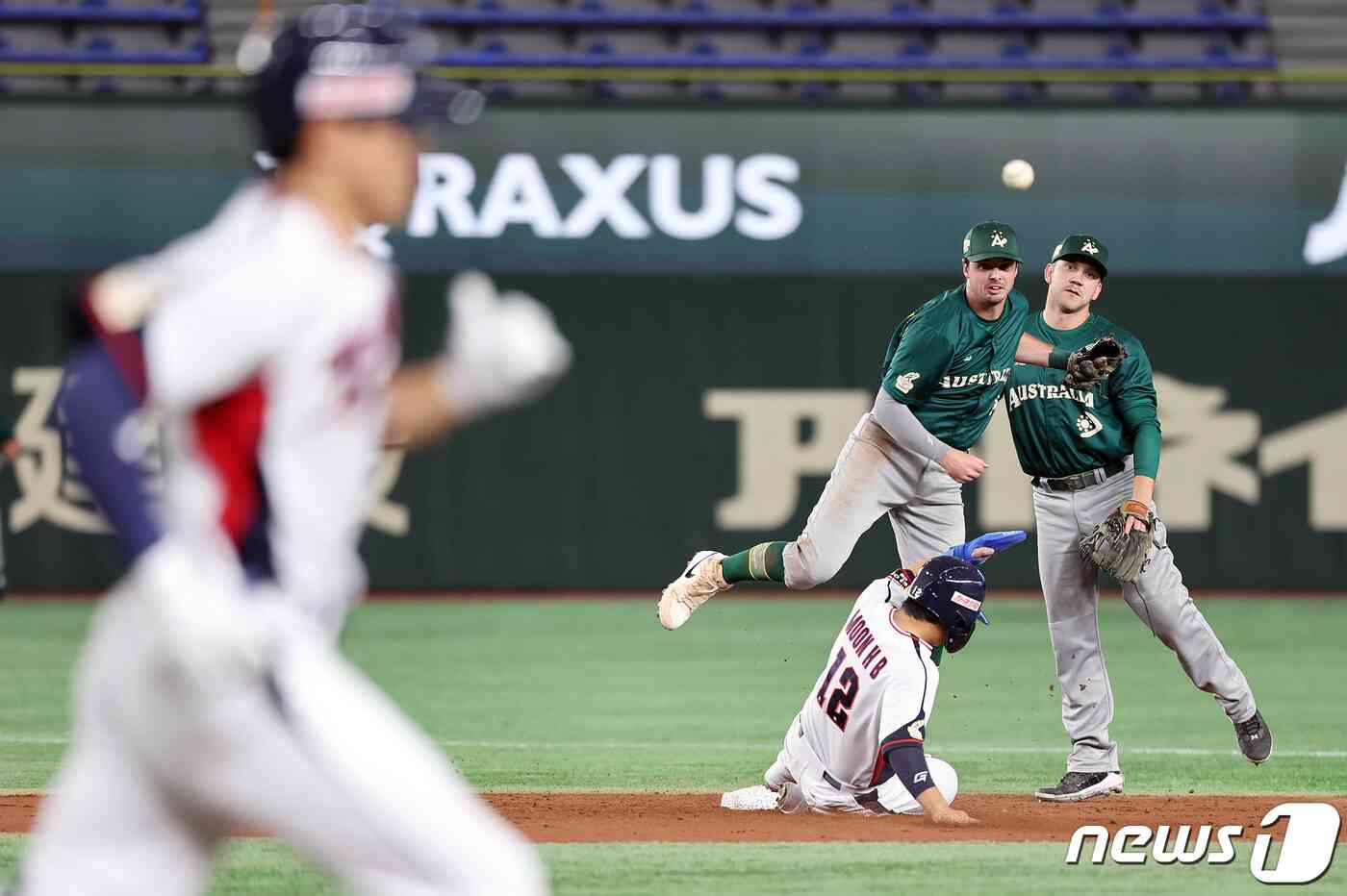 16일 오후 일본 도쿄돔에서 열린 '2023 아시아프로야구챔피언십(APBC)' 대한민국과 호주의 경기 2회초 무사 1루 상황, 대한민국 김도영 타격때 1루주자 문현빈이 2루로 향하다 포스아웃 되고 있다. 2023.11.16/뉴스1 © News1 이재명 기자