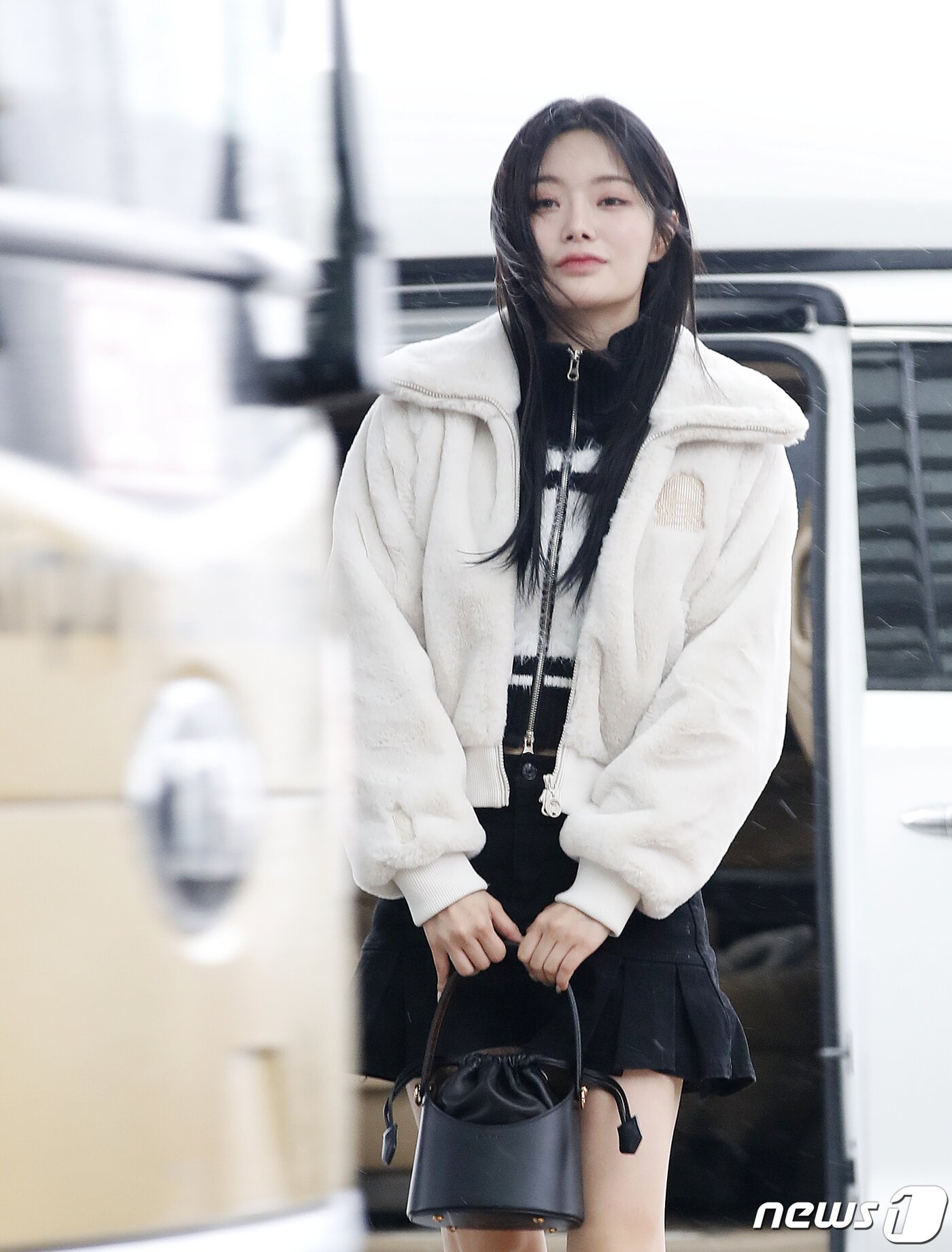 본문 이미지 - 피프티피프티 키나가 빌보드 뮤직 어워드 참석을 위해 16일 인천국제공항에 도착해 미국 LA로 출국하기 전 인사를 하고 있다. ⓒ News1 권현진 기자