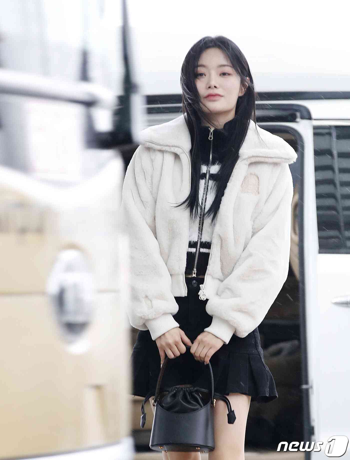 피프티피프티 키나가 빌보드 뮤직 어워드 참석을 위해 16일 인천국제공항에 도착해 미국 LA로 출국하기 전 인사를 하고 있다. © News1 권현진 기자