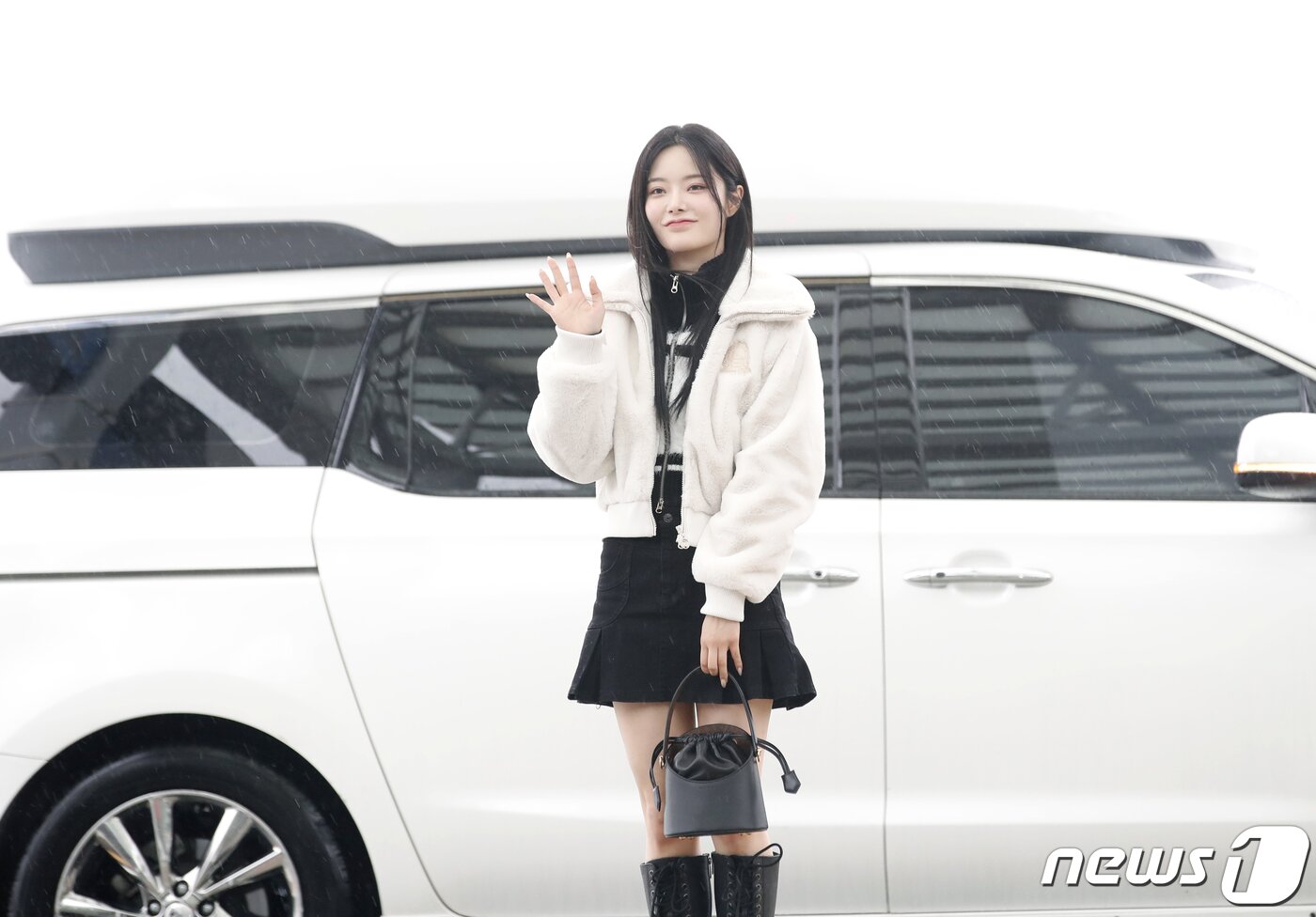 본문 이미지 - 피프티피프티 키나가 빌보드 뮤직 어워드 참석을 위해 16일 인천국제공항에 도착해 미국 LA로 출국하기 전 손을 흔들고 있다. ⓒ News1 권현진 기자