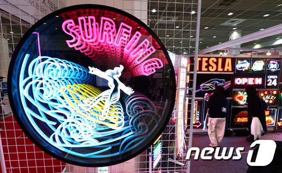 '시선 끄는 LED 네온 간판'