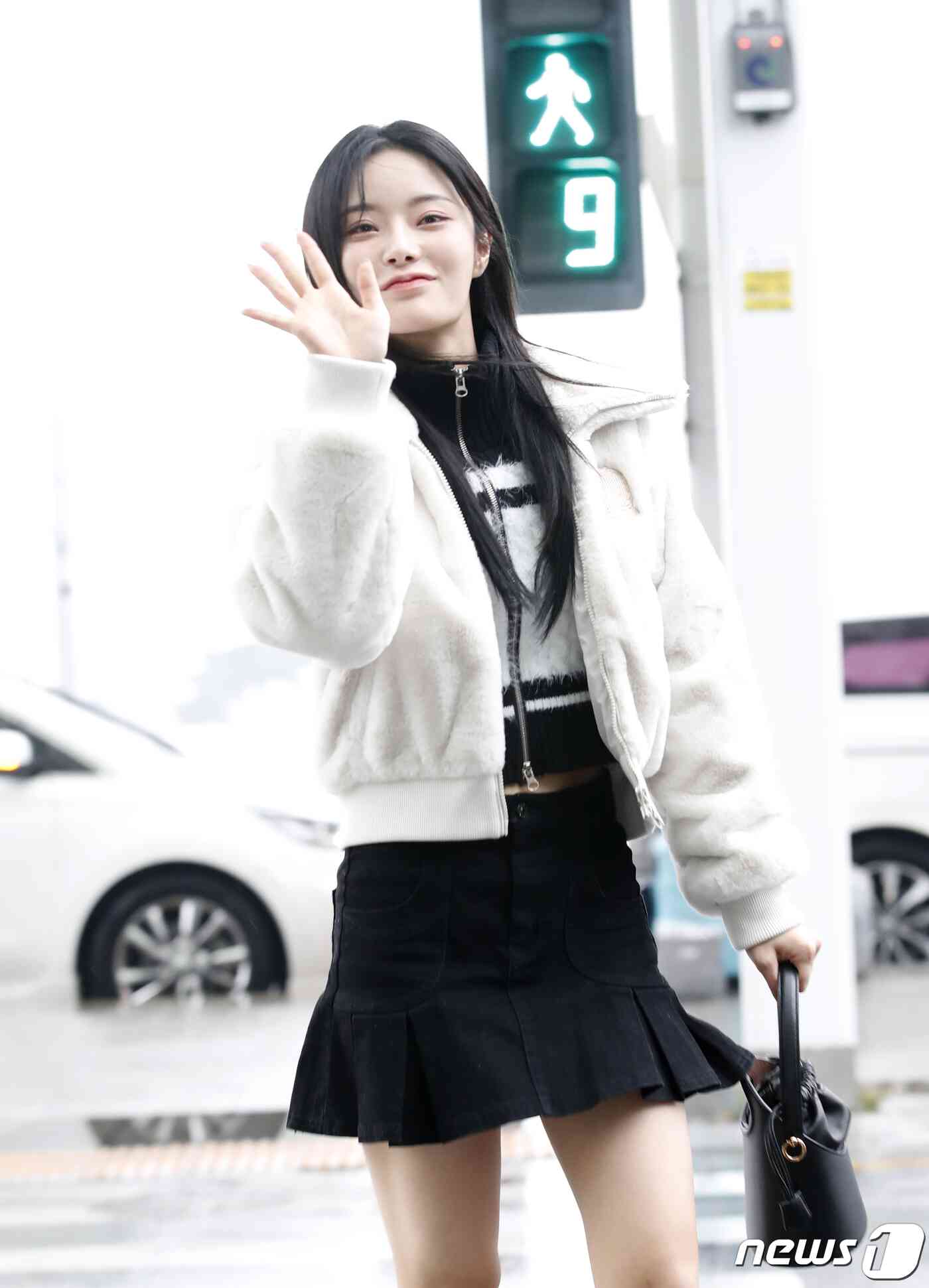 피프티피프티 키나가 빌보드 뮤직 어워드 참석을 위해 16일 인천국제공항에 도착해 미국 LA로 출국하기 전 인사를 하고 있다. © News1 권현진 기자