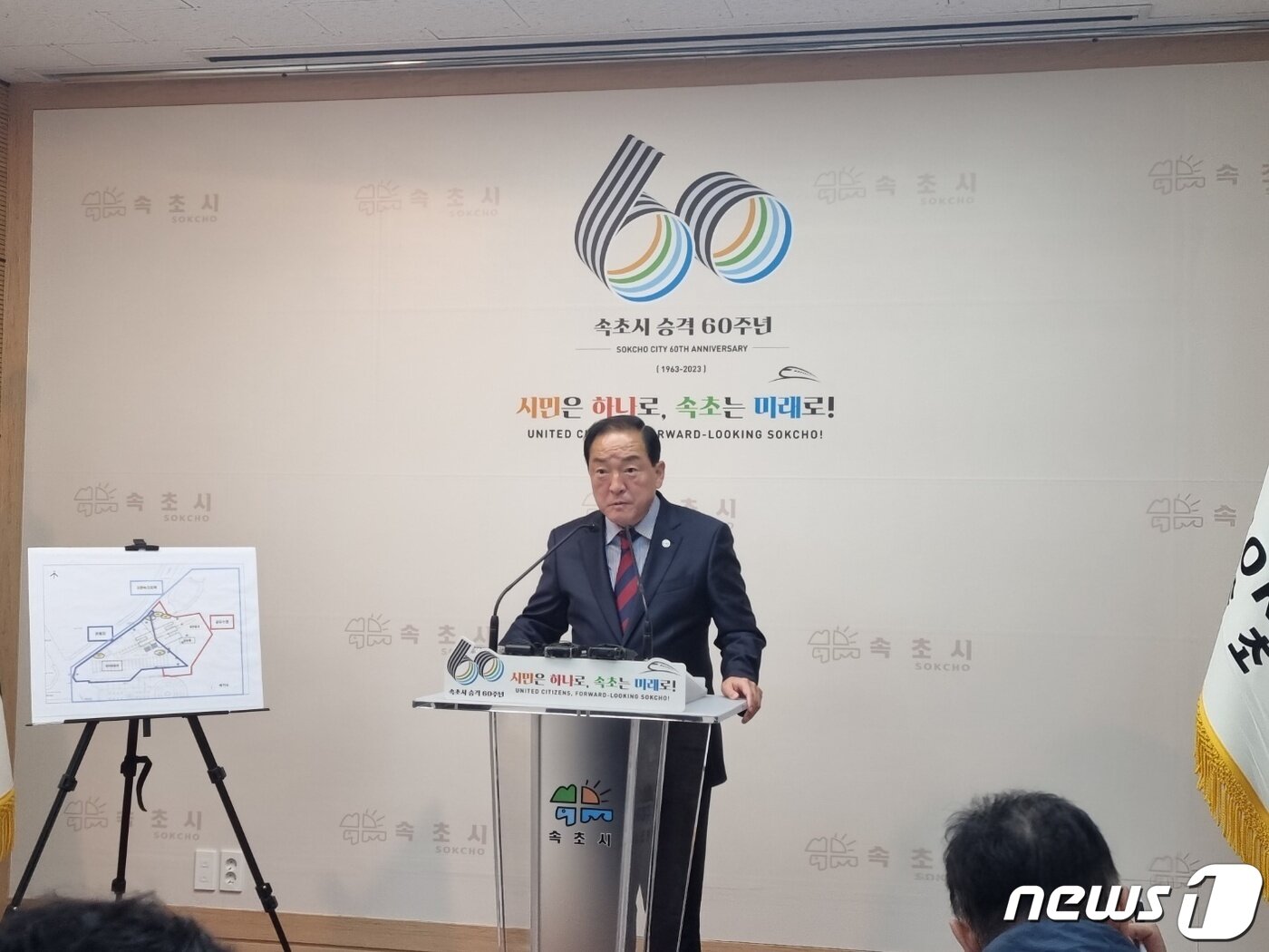 본문 이미지 - 16일 오전 강원 속초시청 브리핑룸에서 열린 행정안전부 공직부패 특별감찰 관련 기자회견에서 이병선 속초시장이 취재진 질문에 답하고 있다. 2023.11.16/뉴스1