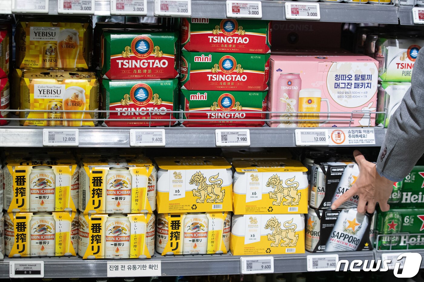 본문 이미지 - 서울시내 한 대형마트에 진열된 수입 맥주. 2023.11.16 ⓒ 뉴스1 유승관 기자