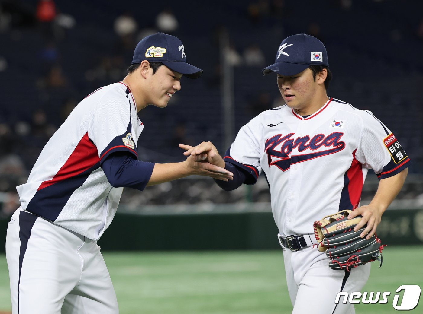 본문 이미지 - 16일 오후 일본 도쿄돔에서 열린 '2023 아시아프로야구챔피언십(APBC)' 대한민국과 호주의 경기 4회초 이닝을 마친 대한민국 선발 문동주가 문현빈과 하이파이브가 하고 있다. 2023.11.16/뉴스1 ⓒ News1 이재명 기자