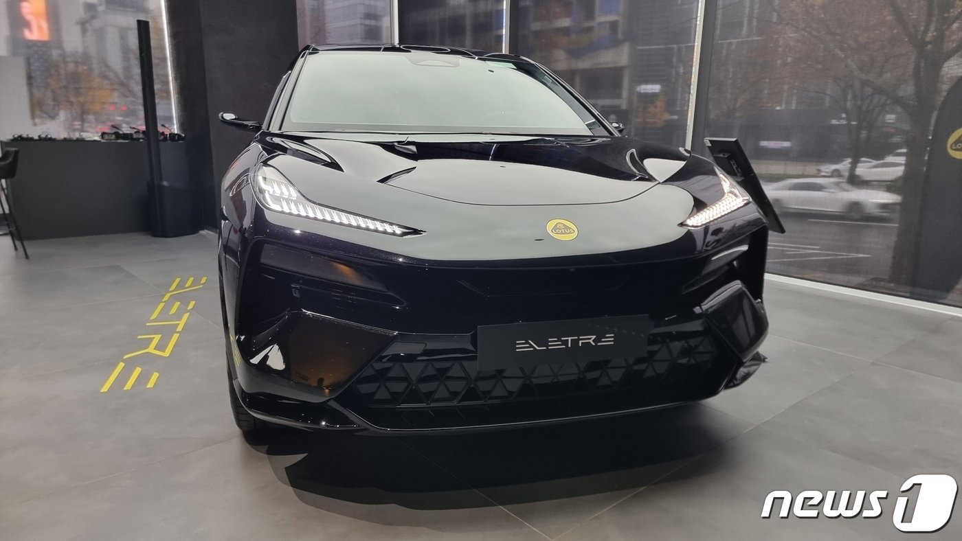 본문 이미지 - 16일 강남 도산대로 로터스 플래그십 전시장에 로터스의 전기 SUV 엘레트라가 전시돼 있다. ⓒ News1 이형진 기자