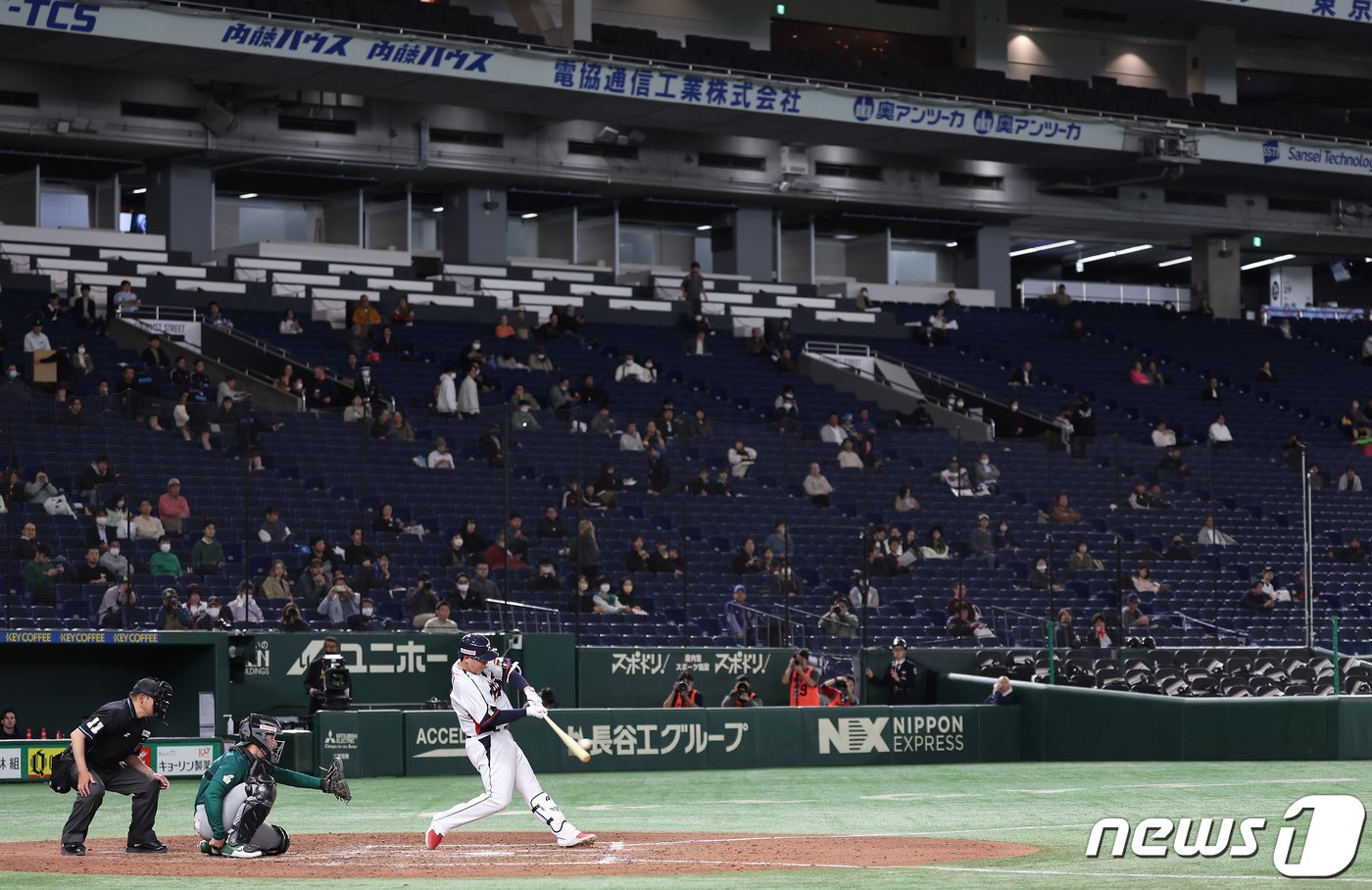 16일 오후 일본 도쿄돔에서 열린 &#39;2023 아시아프로야구챔피언십&#40;APBC&#41;&#39; 대한민국과 호주의 경기 5말 1사 주자없는 상황, 대한민국 노시환이 2루타를 치고 있다. 2023.11.16/뉴스1 ⓒ News1 이재명 기자