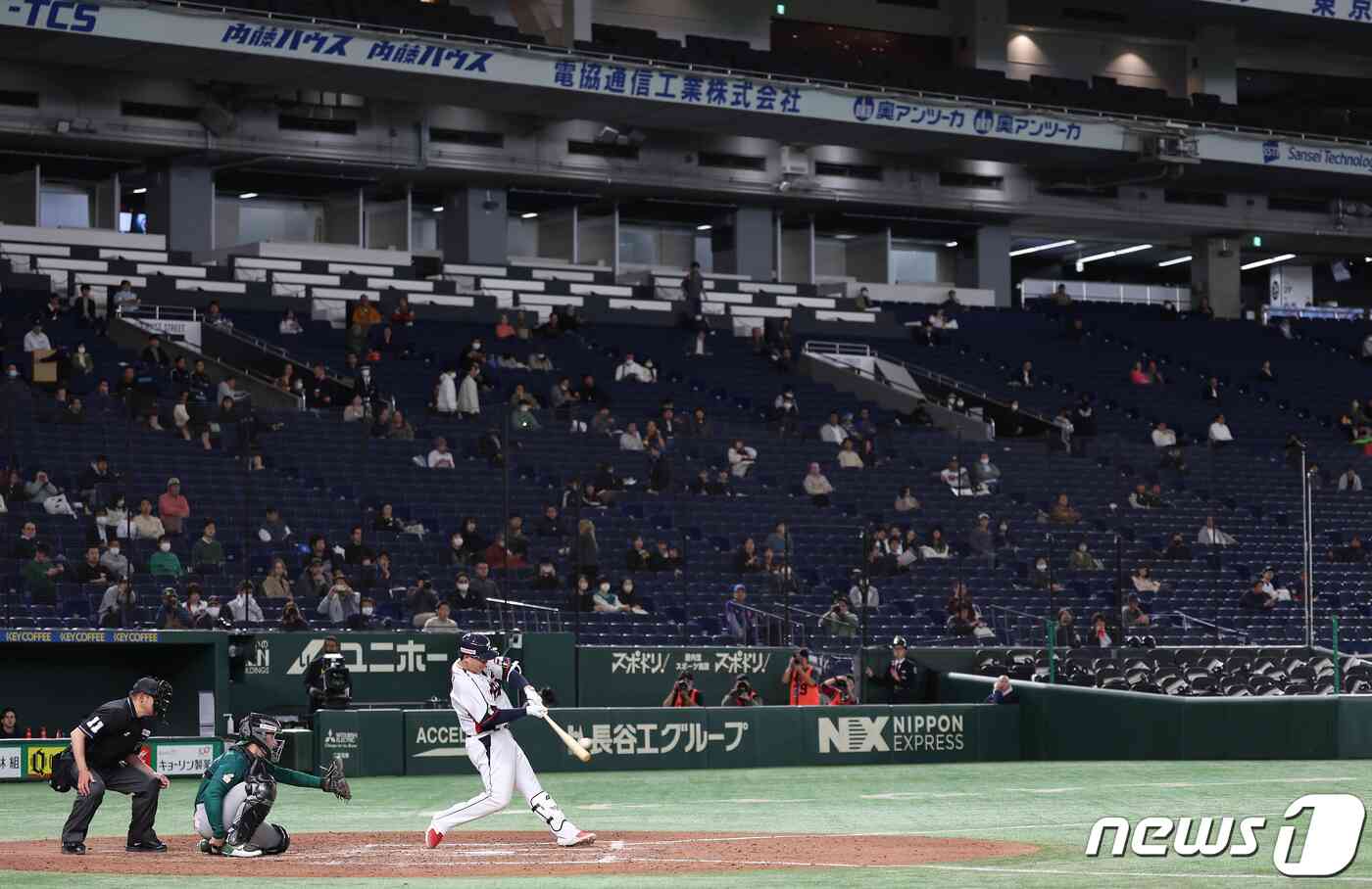 16일 오후 일본 도쿄돔에서 열린 '2023 아시아프로야구챔피언십(APBC)' 대한민국과 호주의 경기 5말 1사 주자없는 상황, 대한민국 노시환이 2루타를 치고 있다. 2023.11.16/뉴스1 © News1 이재명 기자