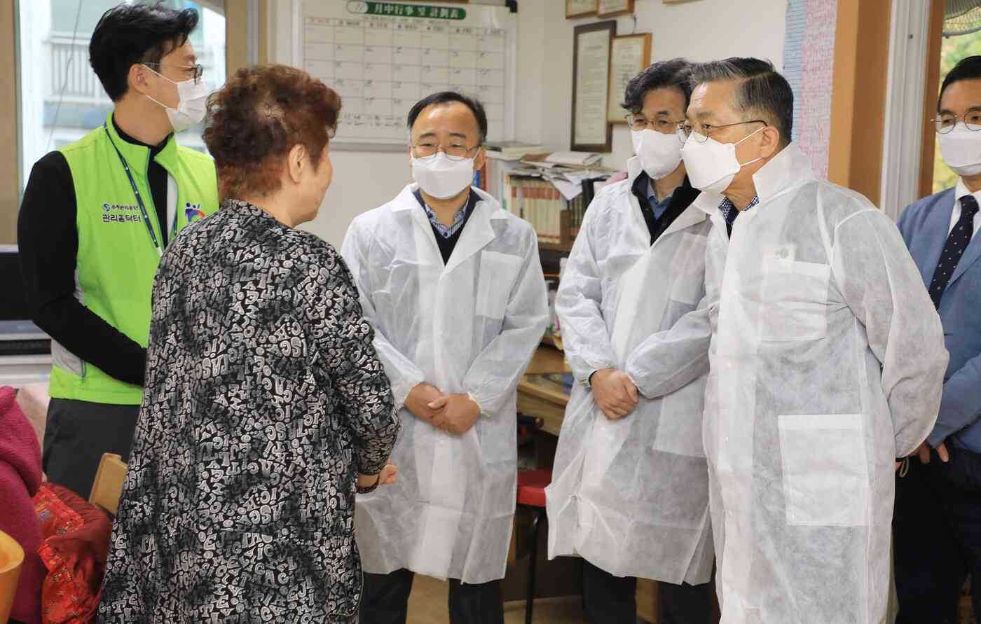 이한준 LH사장(오른쪽)이 대방1 영구임대 노인정 소독현장을 점검하고 입주민과 대화하고 있다../LH 제공