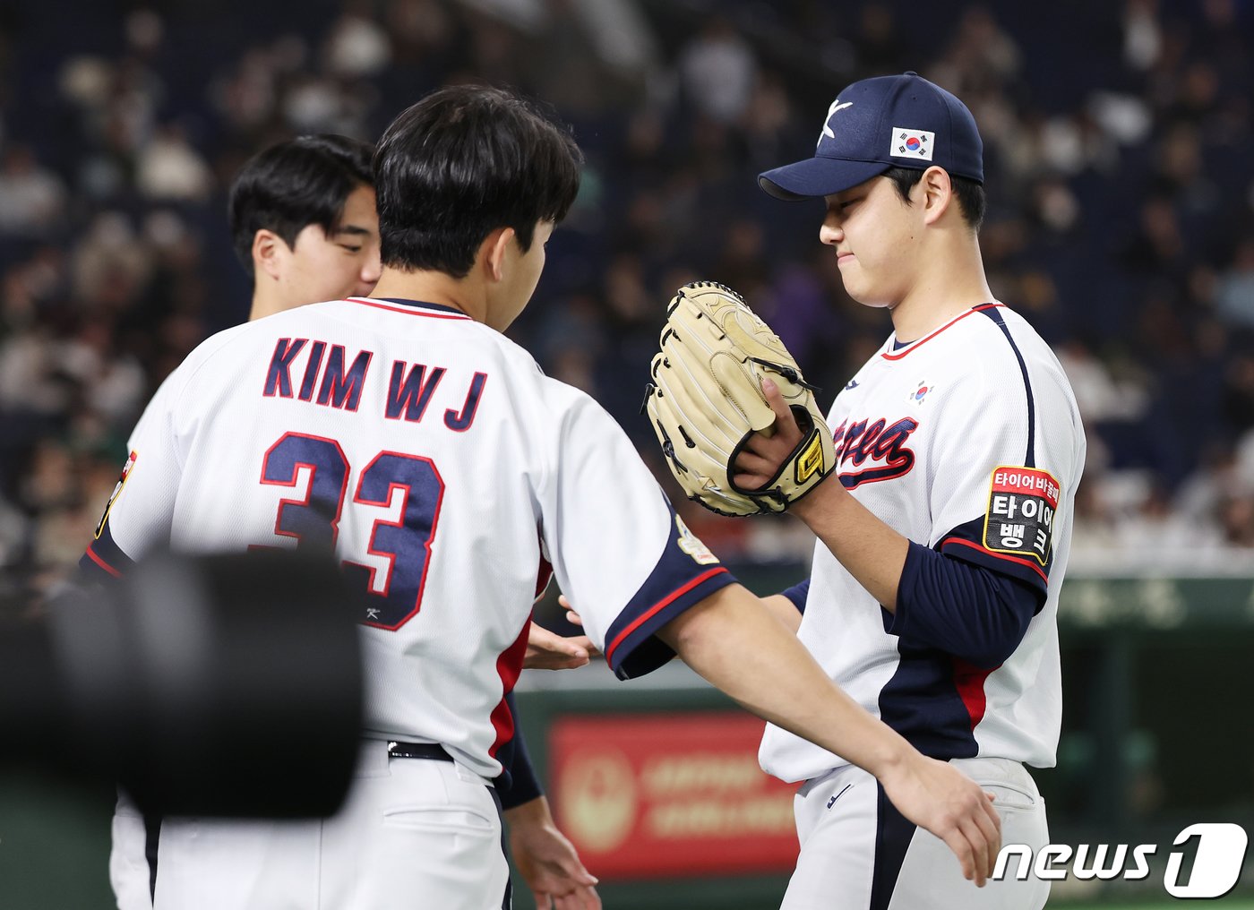 16일 오후 일본 도쿄돔에서 열린 &#39;2023 아시아프로야구챔피언십&#40;APBC&#41;&#39; 대한민국과 호주의 경기 6회초 2사 1루 상황, 대한민국 선발 문동주가 마운드를 내려오고 있다. 2023.11.16/뉴스1 ⓒ News1 이재명 기자