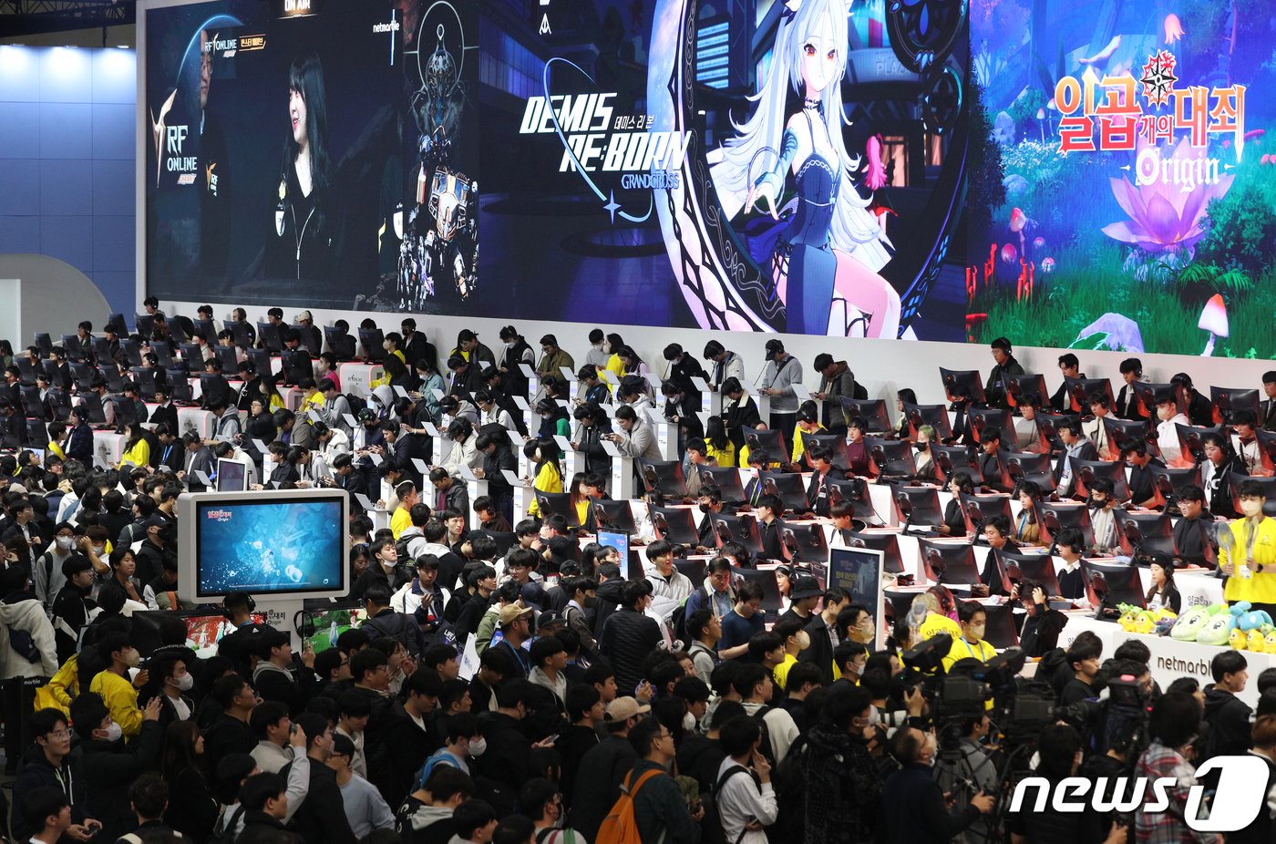 본문 이미지 - 16일 부산 해운대구 벡스코에서 열린 국내 최대 국제게임전시회 '지스타 2023'에서 관람객들이 신작 게임을 즐기고 있다. 오는 19일까지 열리는 이번 전시에는 총 42개국 1037개 사가 3328개 부스 규모로 참가한다. 2023.11.16/뉴스1 ⓒ News1 윤일지 기자