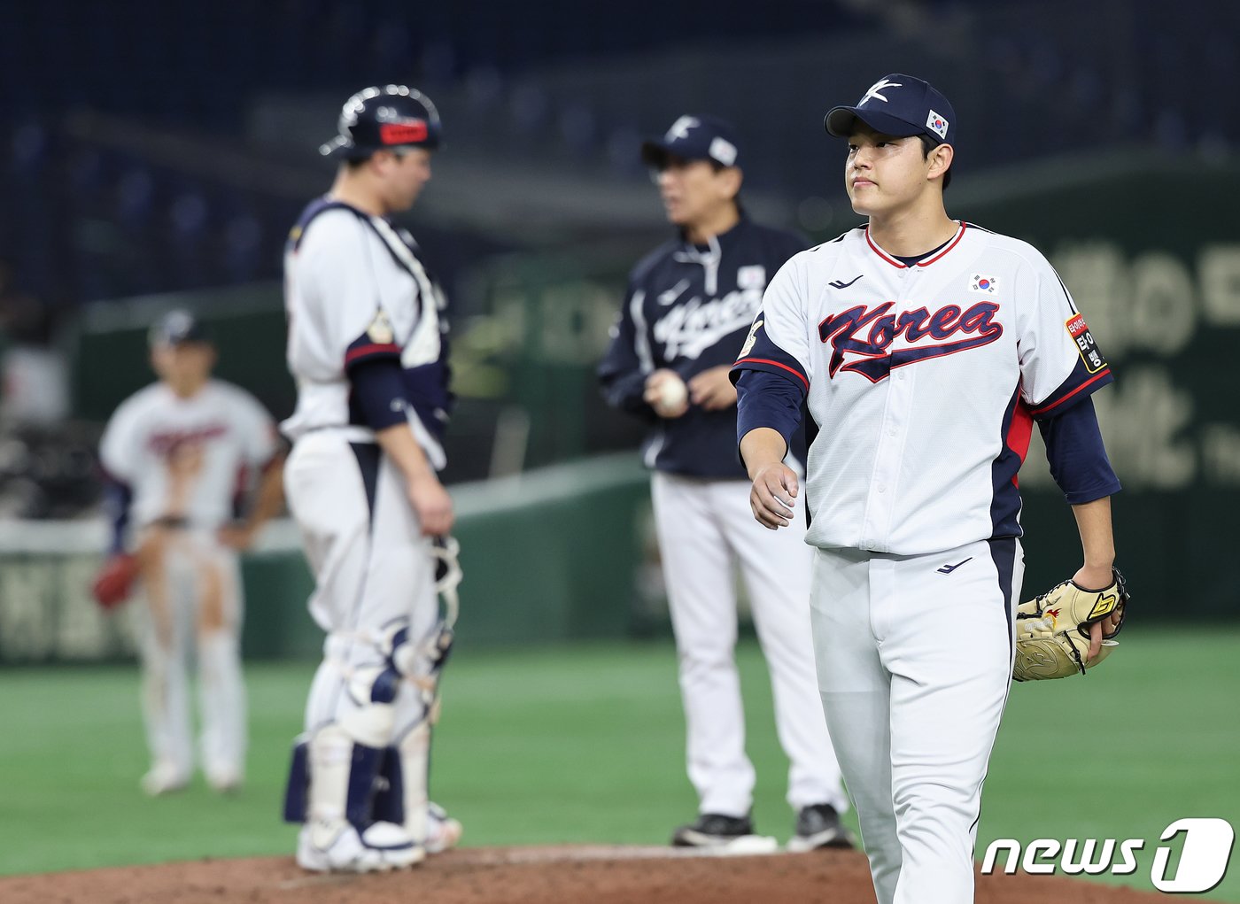 16일 오후 일본 도쿄돔에서 열린 &#39;2023 아시아프로야구챔피언십&#40;APBC&#41;&#39; 대한민국과 호주의 경기 6회초 2사 1루 상황, 대한민국 선발 문동주가 마운드를 내려오고 있다. 2023.11.16/뉴스1 ⓒ News1 이재명 기자