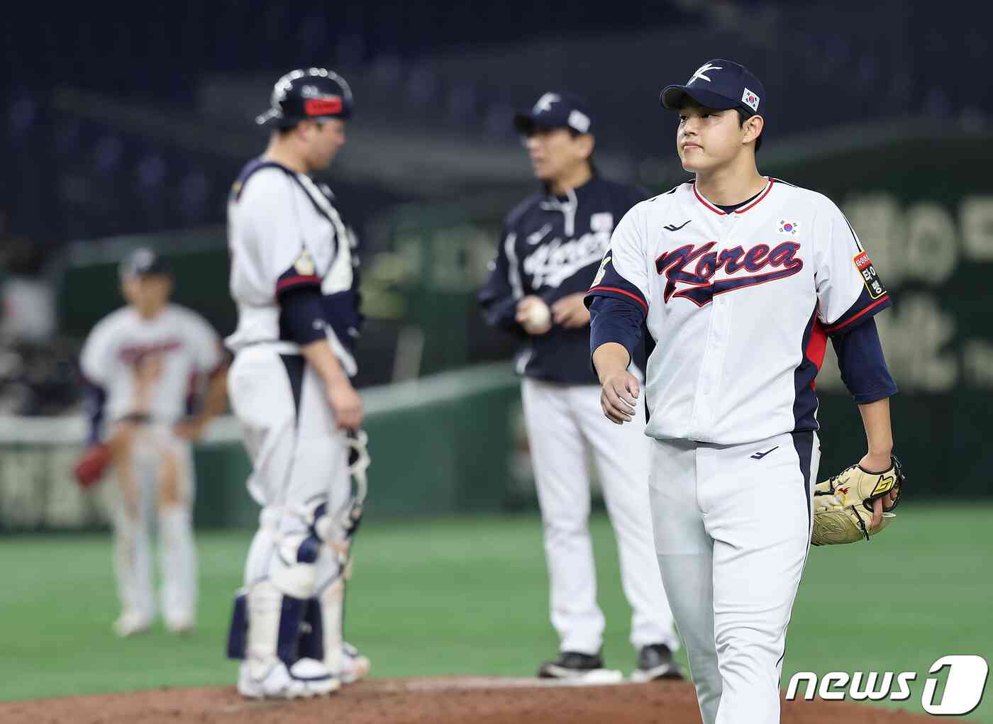 16일 오후 일본 도쿄돔에서 열린 '2023 아시아프로야구챔피언십(APBC)' 대한민국과 호주의 경기 6회초 2사 1루 상황, 대한민국 선발 문동주가 마운드를 내려오고 있다. 2023.11.16/뉴스1 © News1 이재명 기자