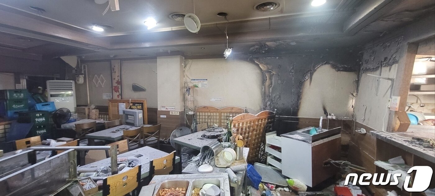본문 이미지 - 16일 낮 12시33분쯤 창원시 성산구 남양동 한 아파트 상가 3층 식당에서 폭발이 발생했다. 사진은 폭발이 발생한 식당 내부 모습.(창원소방본부 제공)
