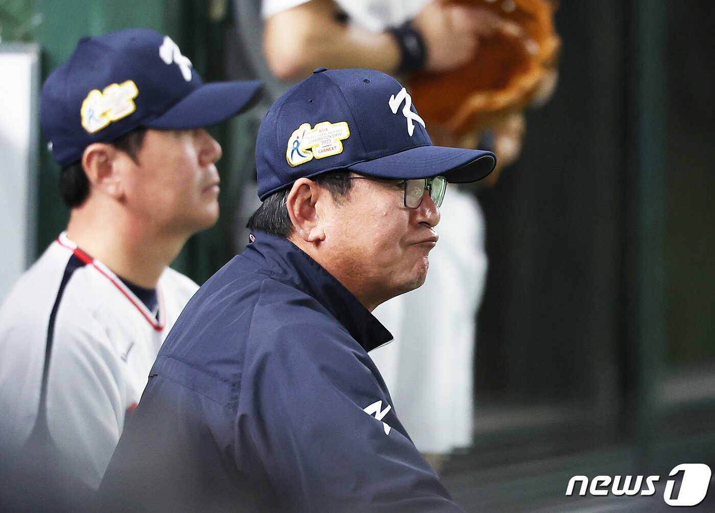 본문 이미지 - 아시아프로야구챔피언십(APBC) 대한민국 야구대표팀 류중일 감독이 16일 오후 일본 도쿄돔에서 열린 '2023 아시아프로야구챔피언십(APBC)' 대한민국과 호주의 경기에서 그라운드를 바라보고 있다. 2023.11.16/뉴스1 ⓒ News1 이재명 기자