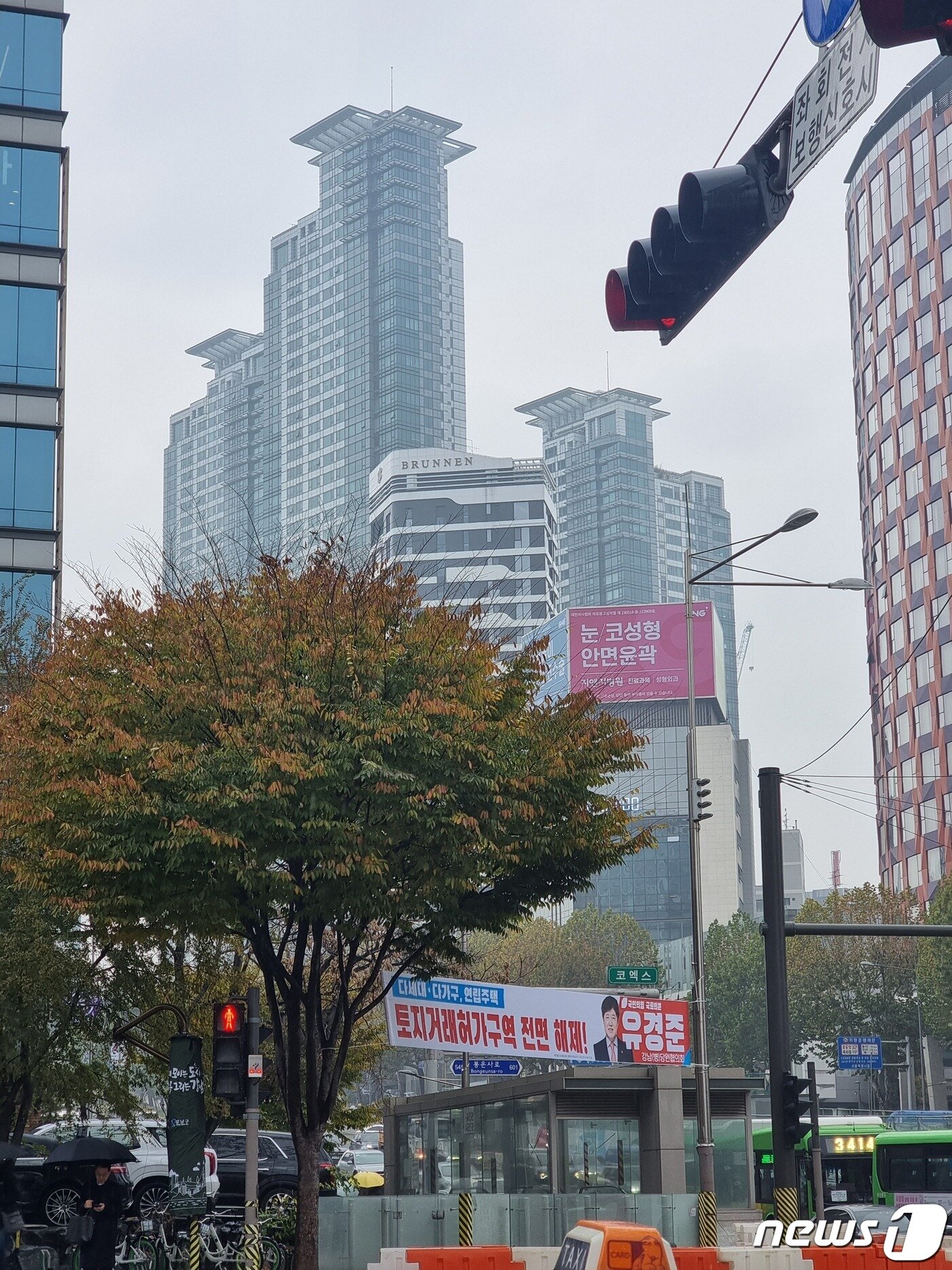 본문 이미지 - 서울 강남구 삼성동에 토지거래허가구역 해제와 관련한 현수막이 걸려 있다. 2023.11.16/뉴스1 ⓒ News1 박기현 기자