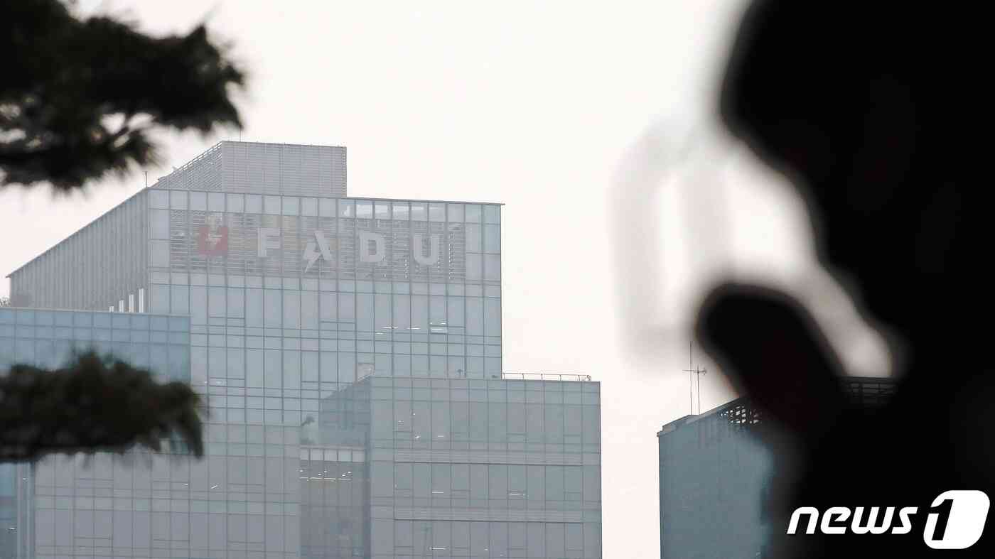 지난 8월 코스닥에 상장한 파두의 '뻥튀기 상장' 논란이 법정 공방으로 비화될 조짐이다. 지난 15일 금융투자업계에 따르면 법무법인 한누리는 파두와 파두 기업공개(IPO) 주관사였던 NH투자증권, 한국투자증권을 상대로 증권 관련 집단소송을 제기하기 위해 주주를 모집하고 있다. 금융당국 또한 실적을 숨기고 기업공개를 단행해 투자자에게 피해를 줬다는 의혹과 관련해 파두를 들여다 보기로 했다. 사진은 16일 오후 서울 강남구 파두 본사 모습. 2023.11.16/뉴스1 © News1 이승배 기자