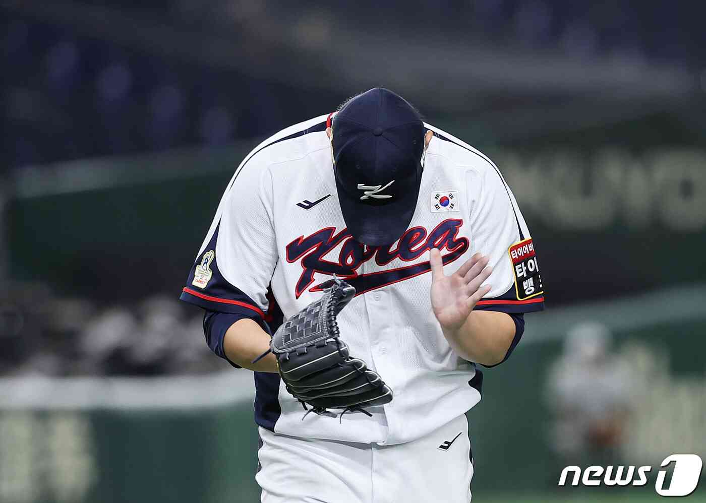16일 오후 일본 도쿄돔에서 열린 '2023 아시아프로야구챔피언십(APBC)' 대한민국과 호주의 경기 7회 2사 만루 상황을 넘긴 대한민국 최지민이 손뼉을 치고 있다. 2023.11.16/뉴스1 © News1 이재명 기자