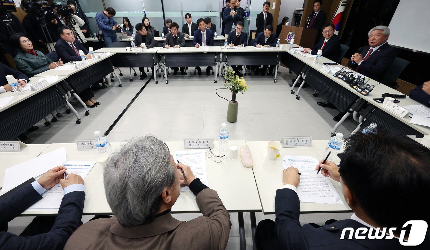 김홍일 국민권익위원회 위원장이 16일 서울 중구 한국외식업중앙회 중앙교육원에서 청탁금지법상 음식물 가액범위 조정과 관련해 열린 외식업 이해관계단체 및 종사자 현장간담회에서 인사말을 하고 있다. 2023.11.16/뉴스1 ⓒ News1 이동해 기자