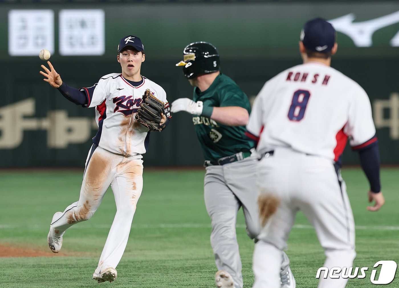 16일 오후 일본 도쿄돔에서 열린 &#39;2023 아시아프로야구챔피언십&#40;APBC&#41;&#39; 대한민국과 호주의 경기 8회초 2사 주자없는 상황, 대한민국 김혜성이 런다운에 걸린 호주 에드워드를 1루로 몰고 있다. 2023.11.16/뉴스1 ⓒ News1 이재명 기자