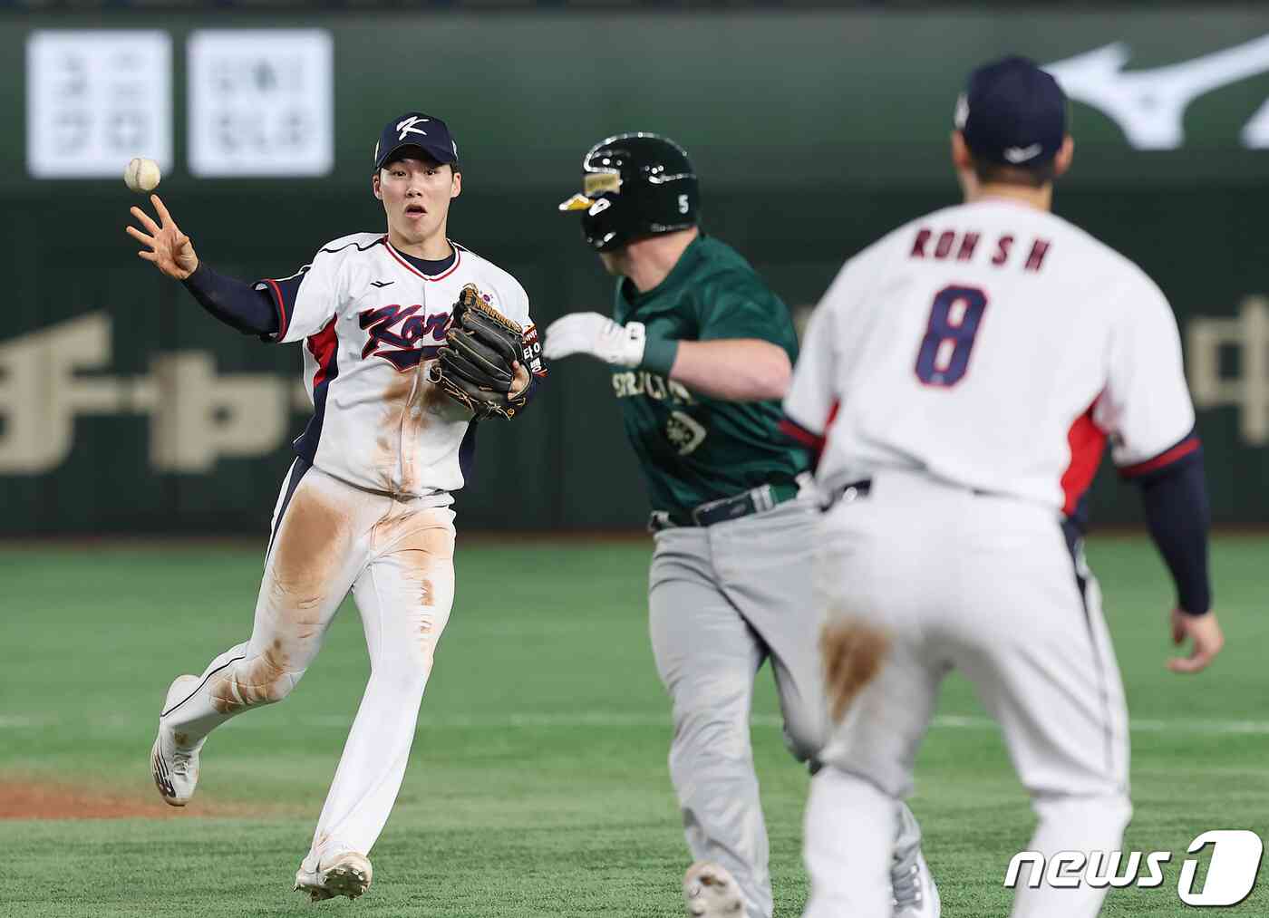 16일 오후 일본 도쿄돔에서 열린 '2023 아시아프로야구챔피언십(APBC)' 대한민국과 호주의 경기 8회초 2사 주자없는 상황, 대한민국 김혜성이 런다운에 걸린 호주 에드워드를 1루로 몰고 있다. 2023.11.16/뉴스1 © News1 이재명 기자