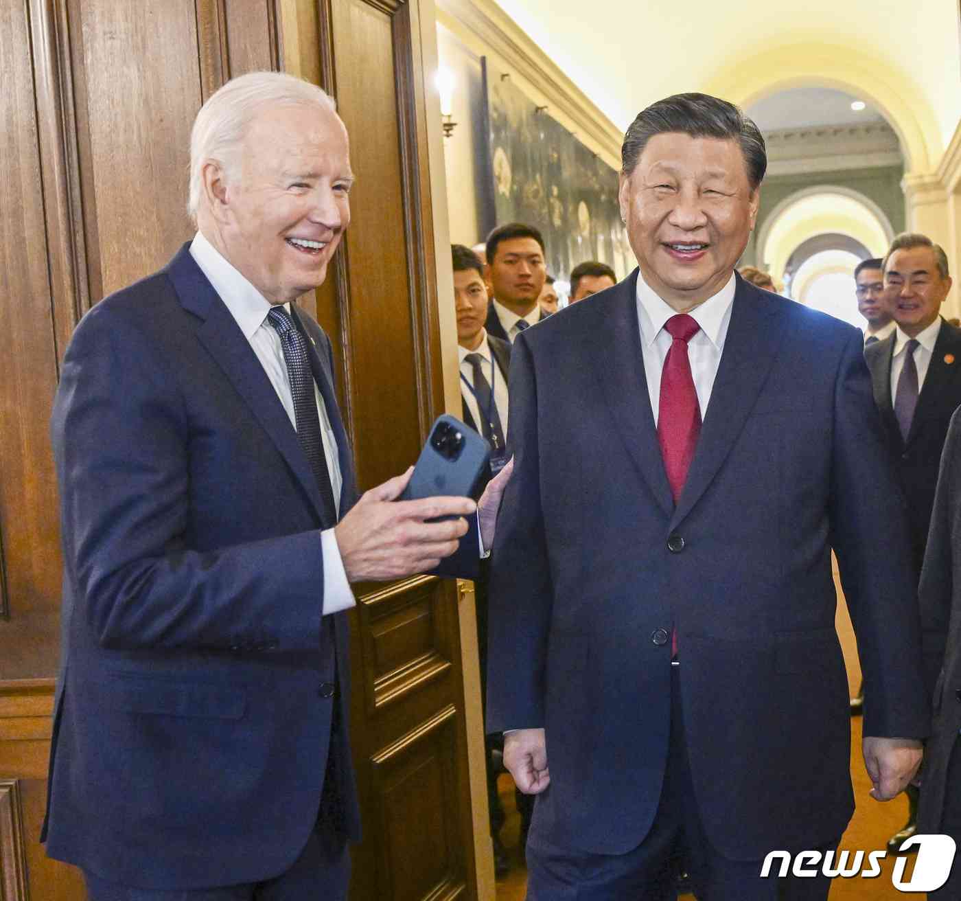  조 바이든 미국 대통령과 시진핑 중국 국가주석이 15일(현지시간) 캘리포니아주 샌프란시스코에서 미중 정상회담을 실시한 가운데, 바이든 대통령은 시 주석이 38년 전  '금문교'(골든게이트브리지)를 배경으로 찍은 사진을 휴대폰으로 보여주고 있는 모습. (화춘잉 중국 외교부 대변인 엑스 갈무리)