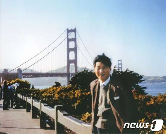 38년 전 시진핑 주석이 미 샌프란시스코 '금문교'(골든게이트브리지)를 배경으로 찍은 사진. (화춘잉 중국 외교부 대변인 엑스 갈무리)