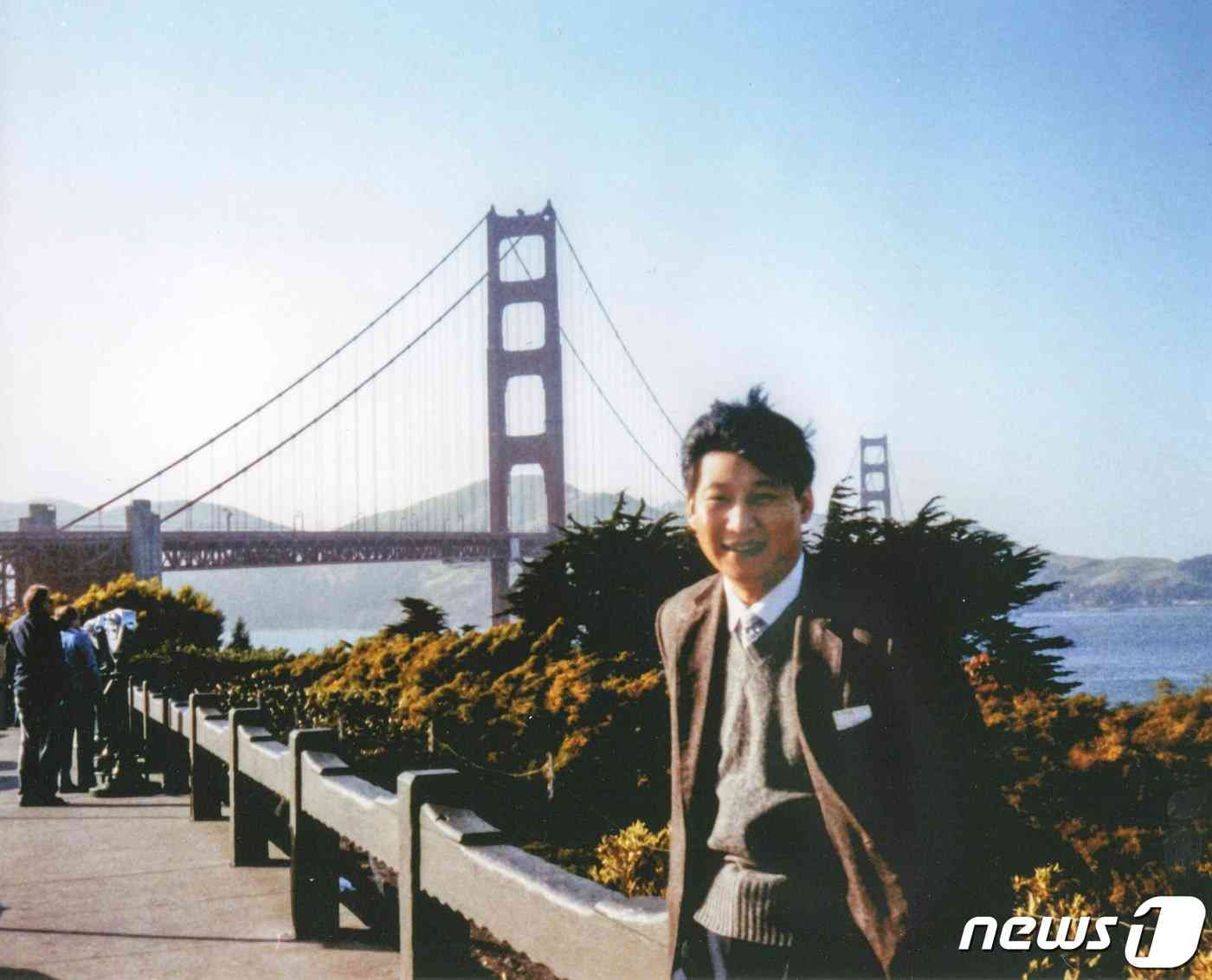 38년 전 시진핑 주석이 미 샌프란시스코 '금문교'(골든게이트브리지)를 배경으로 찍은 사진. (화춘잉 중국 외교부 대변인 엑스 갈무리)