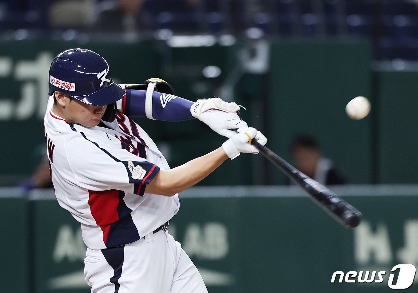 16일 오후 일본 도쿄돔에서 열린 &#39;2023 아시아프로야구챔피언십&#40;APBC&#41;&#39; 대한민국과 호주의 경기 8회말 2사 3루 상황, 대한민국 김주원이 적시타를 치고 있다. 2023.11.16/뉴스1 ⓒ News1 이재명 기자