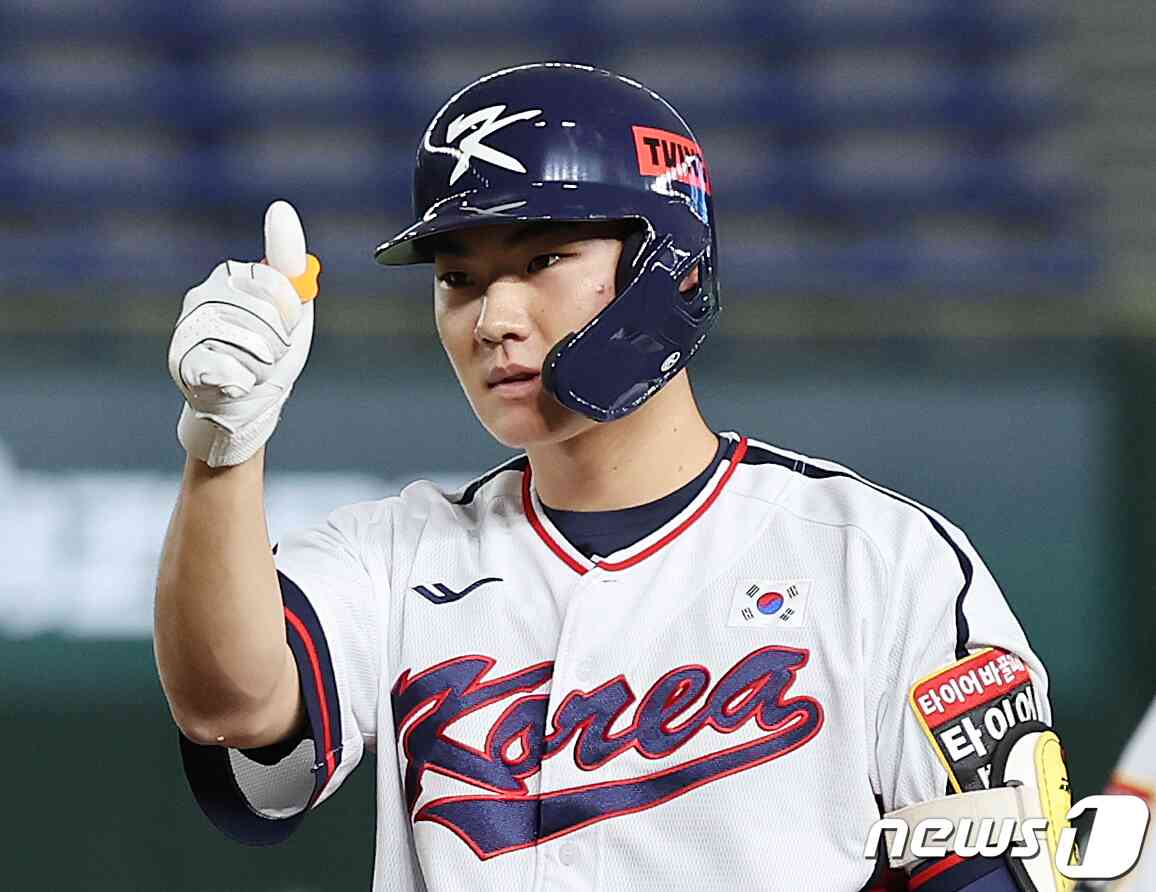 16일 오후 일본 도쿄돔에서 열린 '2023 아시아프로야구챔피언십(APBC)' 대한민국과 호주의 경기 8회말 2사 3루 상황, 대한민국 김주원이 적시타를 친 후 세리머니를 하고 있다. 2023.11.16/뉴스1 © News1 이재명 기자