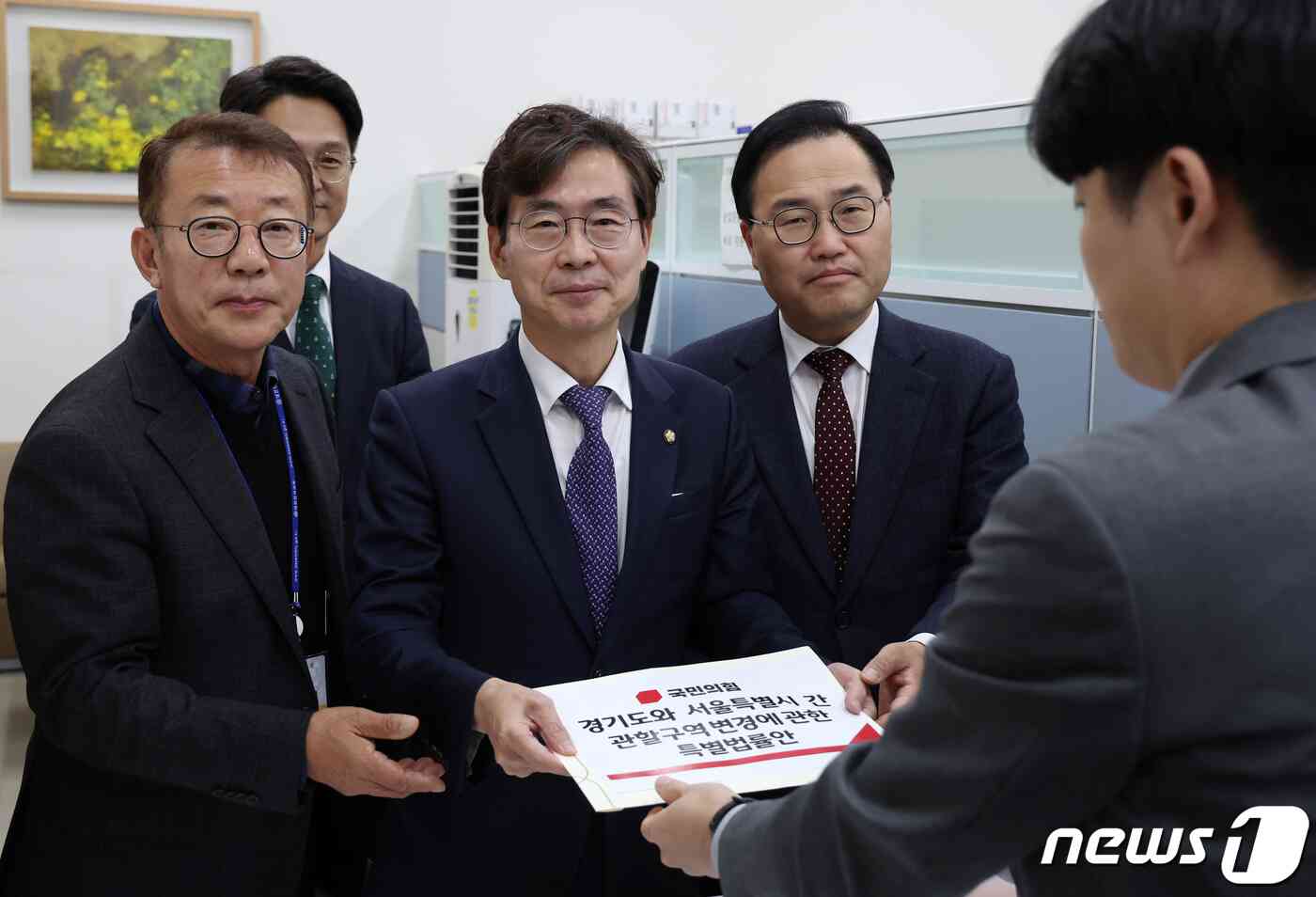 조경태 국민의힘 뉴시티 프로젝트 특별위원회 위원장이 16일 오후 서울 여의도 국회 의안과에서 경기도와 서울특별시 간 관할구역 변경에 관한 특별법률안을 접수하고 있다. (공동취재) 2023.11.16/뉴스1 © News1 송원영 기자