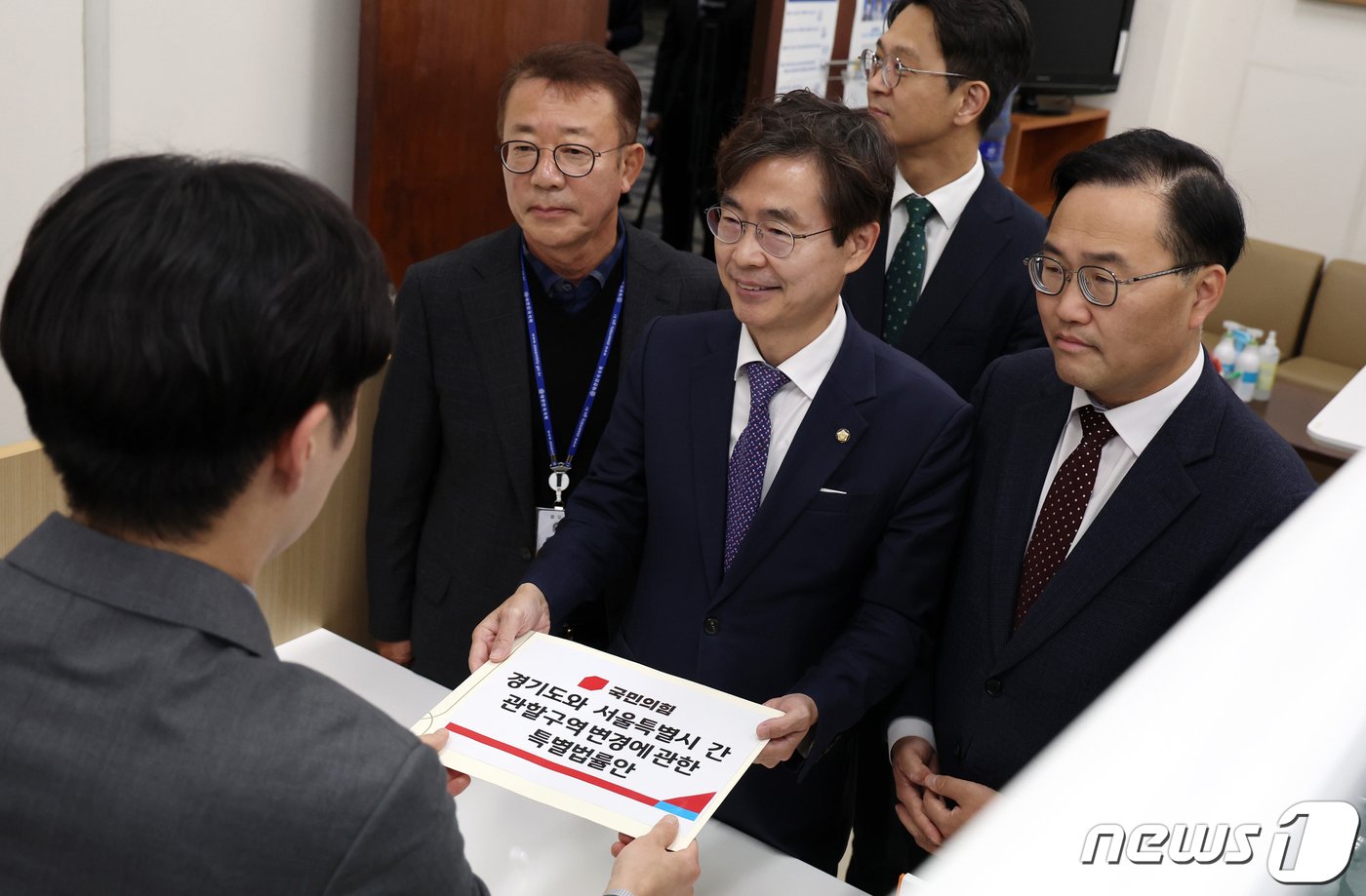 조경태 국민의힘 뉴시티 프로젝트 특별위원회 위원장이 16일 오후 서울 여의도 국회 의안과에서 경기도와 서울특별시 간 관할구역 변경에 관한 특별법률안을 접수하고 있다. &#40;공동취재&#41; 2023.11.16/뉴스1 ⓒ News1 송원영 기자