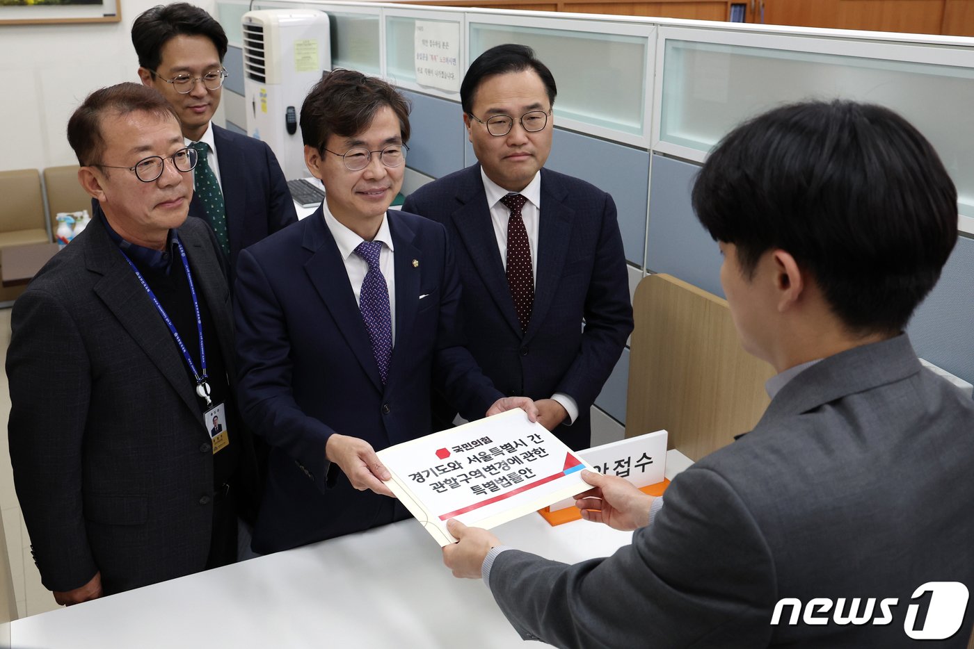 조경태 국민의힘 뉴시티 프로젝트 특별위원회 위원장이 16일 오후 서울 여의도 국회 의안과에서 경기도와 서울특별시 간 관할구역 변경에 관한 특별법률안을 접수하고 있다. &#40;공동취재&#41; 2023.11.16/뉴스1 ⓒ News1 송원영 기자