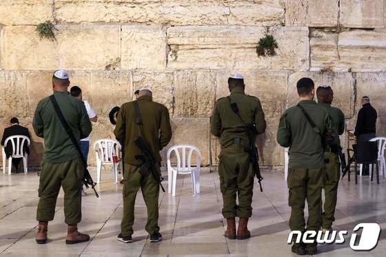 [포토] 통곡의 벽서 기도하는 이스라엘 병사들
