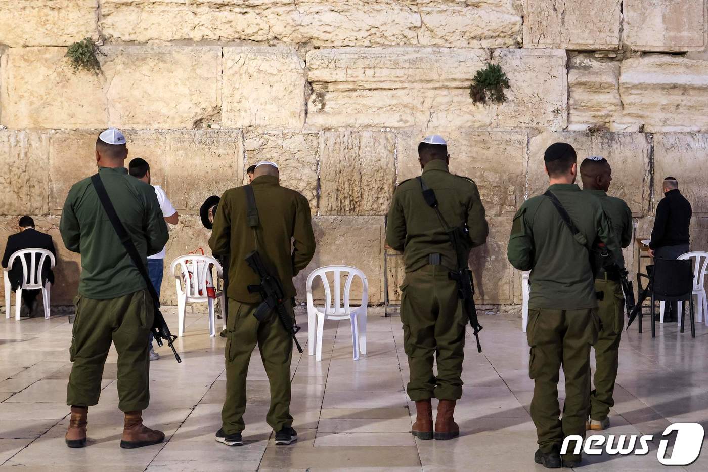 (예루살렘 AFP=뉴스1) 정지윤 기자 = 15일(현지시간) 이스라엘군 병사들이 이스라엘 예루살렘에 있는 통곡의 벽 앞에서 기도하고 있다. 2023.11.16ⓒ AFP=뉴스1