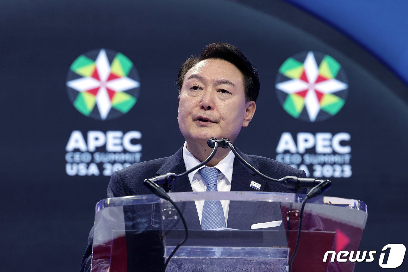본문 이미지 - 아시아태평양경제협력체(APEC) 정상회의 참석을 위해 미국을 방문 중인 윤석열 대통령이 15일 오후(현지시간) 샌프란시스코 모스코니센터에서 열린 'APEC 최고경영자(CEO) 서밋'에서 기조연설을 하고 있다. (대통령실 제공) 2023.11.16/뉴스1 ⓒ News1 오대일 기자
