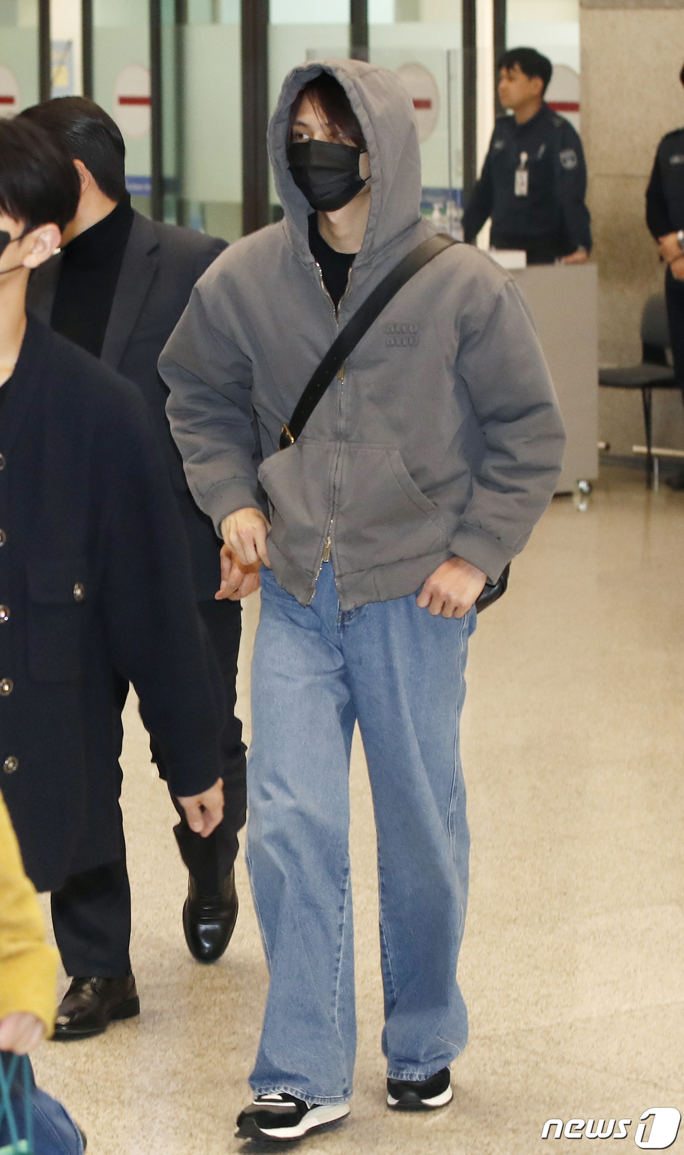 (인천공항=뉴스1) 권현진 기자 = 아이돌 그룹 세븐틴의 준이 프랑스 유네스코 본부에서 열린 청년포럼 일정을 마친 뒤 16일 인천국제공항 1터미널에 도착해 준비된 차량으로 이동을 …