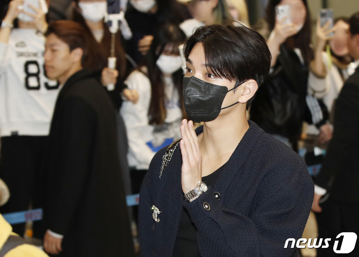 (인천공항=뉴스1) 권현진 기자 = 아이돌 그룹 세븐틴 조슈아가 프랑스 유네스코 본부에서 열린 청년포럼 일정을 마친 뒤 16일 인천국제공항 1터미널에 도착해 준비된 차량으로 이동을 …