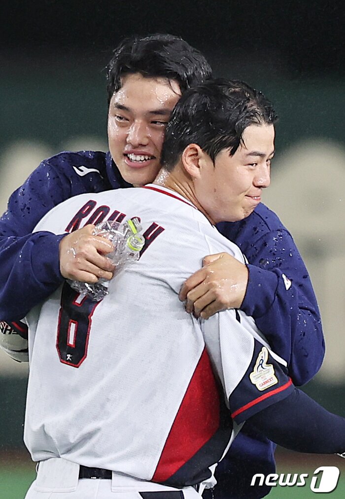 본문 이미지 - 16일 오후 일본 도쿄돔에서 열린 '2023 아시아프로야구챔피언십(APBC)' 대한민국과 호주의 경기 10회말 무사 1,2루 상황, 대한민국 노시환이 끝내기 안타를 친 후 문동주와 포옹을 하고 있다. 2023.11.16/뉴스1 ⓒ News1 이재명 기자